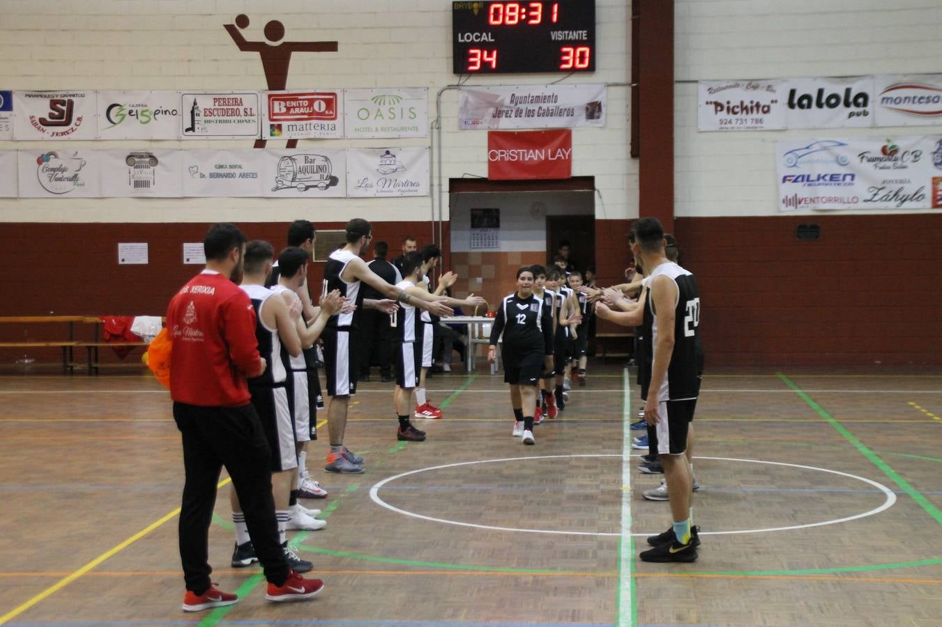 El Pabellón Municipal del Deportes 'Francisco José Rivera Montero' ha acogido en la matinal de este sábado una gran reunión de la familia del baloncesto en Jerez de los Caballeros. El marco ha sido el último partido de esta temporada que ha disputado el Club Baloncesto Xerixia ante la U.B.A Almendralejo, con una gran victoria de los locales por 70-65. 