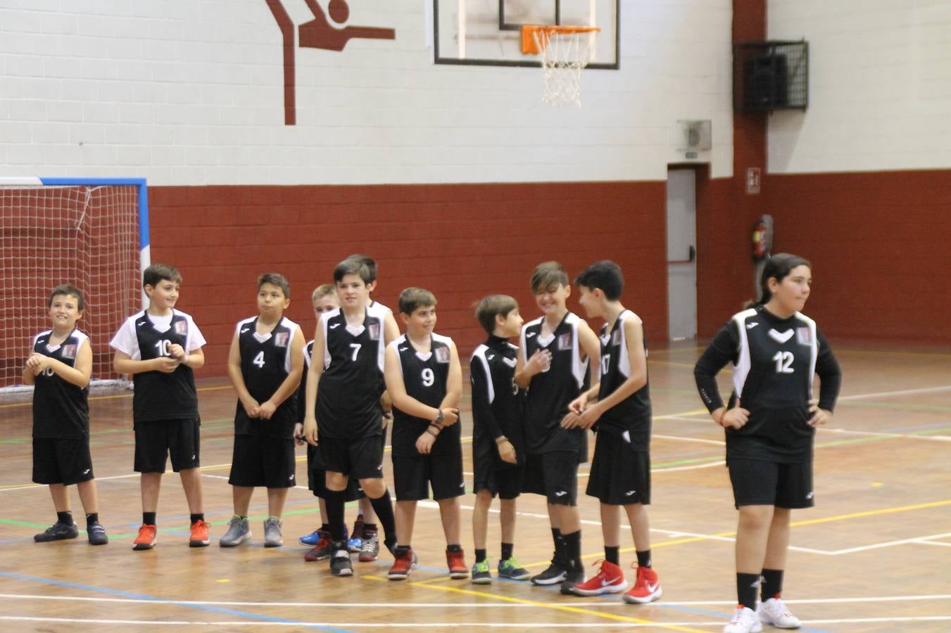 El Pabellón Municipal del Deportes 'Francisco José Rivera Montero' ha acogido en la matinal de este sábado una gran reunión de la familia del baloncesto en Jerez de los Caballeros. El marco ha sido el último partido de esta temporada que ha disputado el Club Baloncesto Xerixia ante la U.B.A Almendralejo, con una gran victoria de los locales por 70-65. 