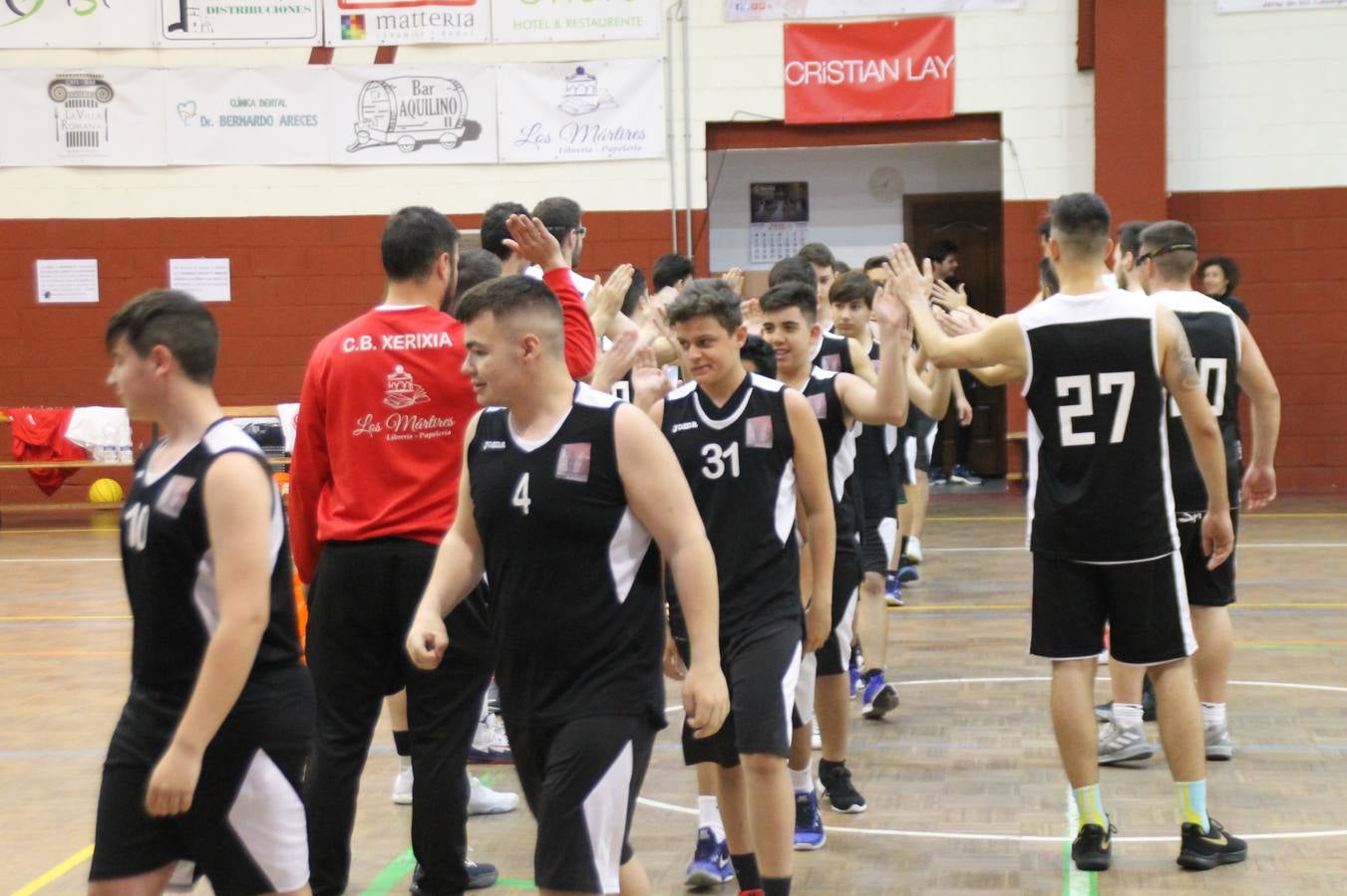 El Pabellón Municipal del Deportes 'Francisco José Rivera Montero' ha acogido en la matinal de este sábado una gran reunión de la familia del baloncesto en Jerez de los Caballeros. El marco ha sido el último partido de esta temporada que ha disputado el Club Baloncesto Xerixia ante la U.B.A Almendralejo, con una gran victoria de los locales por 70-65. 
