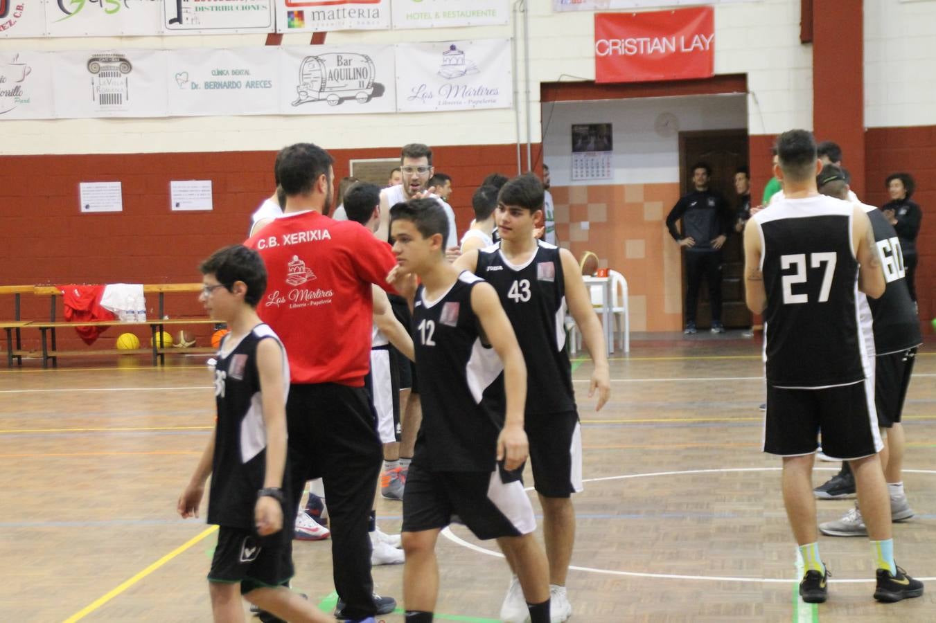 El Pabellón Municipal del Deportes 'Francisco José Rivera Montero' ha acogido en la matinal de este sábado una gran reunión de la familia del baloncesto en Jerez de los Caballeros. El marco ha sido el último partido de esta temporada que ha disputado el Club Baloncesto Xerixia ante la U.B.A Almendralejo, con una gran victoria de los locales por 70-65. 