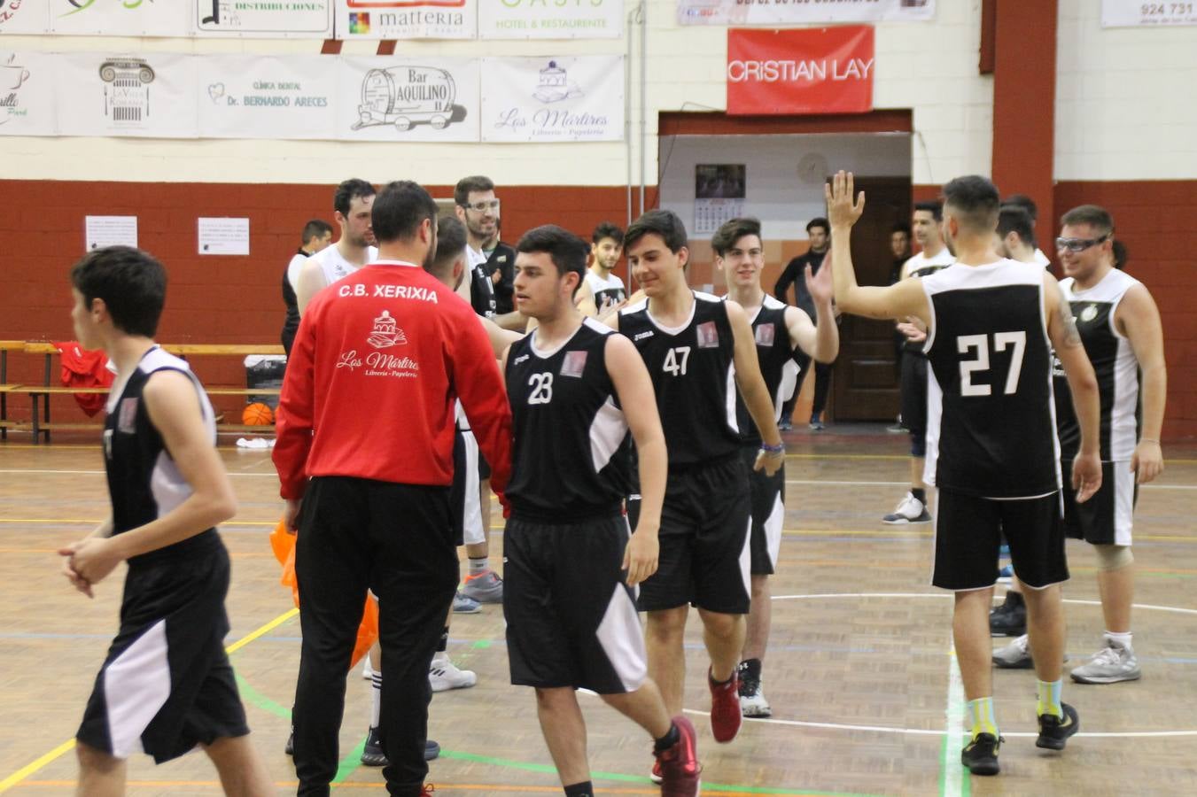 El Pabellón Municipal del Deportes 'Francisco José Rivera Montero' ha acogido en la matinal de este sábado una gran reunión de la familia del baloncesto en Jerez de los Caballeros. El marco ha sido el último partido de esta temporada que ha disputado el Club Baloncesto Xerixia ante la U.B.A Almendralejo, con una gran victoria de los locales por 70-65. 
