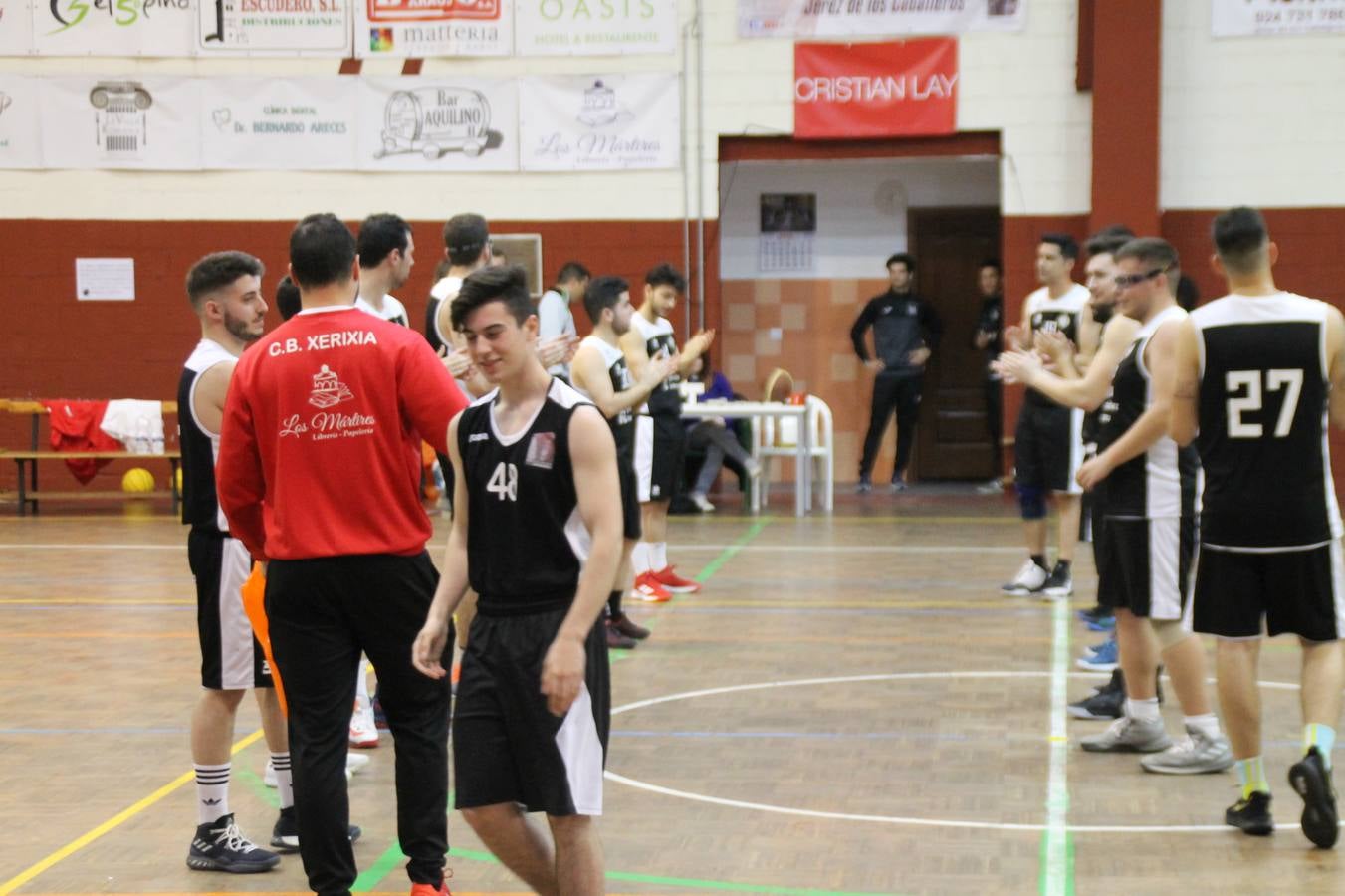 El Pabellón Municipal del Deportes 'Francisco José Rivera Montero' ha acogido en la matinal de este sábado una gran reunión de la familia del baloncesto en Jerez de los Caballeros. El marco ha sido el último partido de esta temporada que ha disputado el Club Baloncesto Xerixia ante la U.B.A Almendralejo, con una gran victoria de los locales por 70-65. 