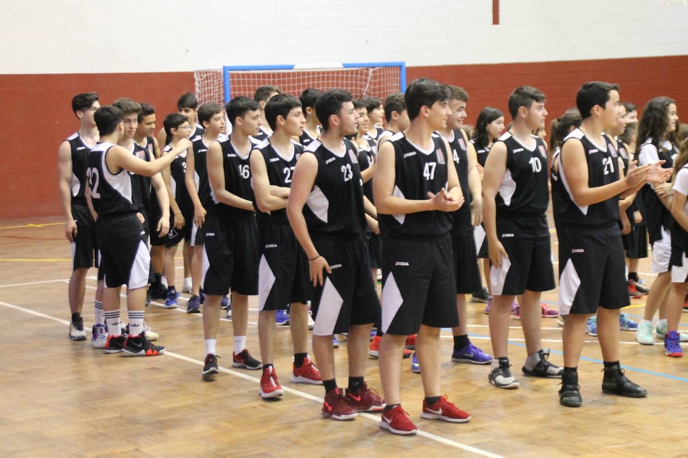 El Pabellón Municipal del Deportes 'Francisco José Rivera Montero' ha acogido en la matinal de este sábado una gran reunión de la familia del baloncesto en Jerez de los Caballeros. El marco ha sido el último partido de esta temporada que ha disputado el Club Baloncesto Xerixia ante la U.B.A Almendralejo, con una gran victoria de los locales por 70-65. 