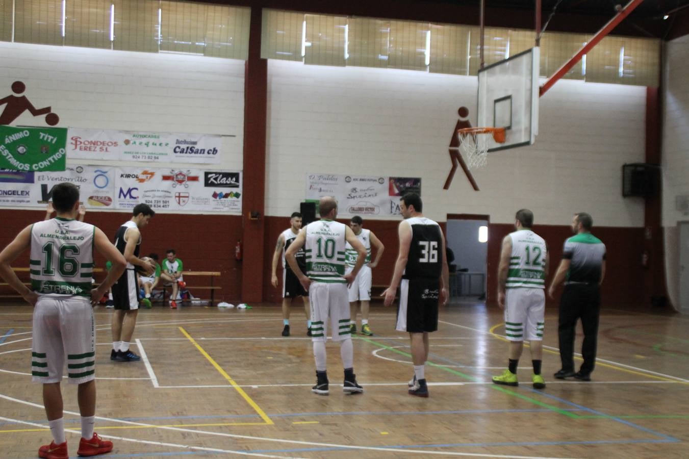 El Pabellón Municipal del Deportes 'Francisco José Rivera Montero' ha acogido en la matinal de este sábado una gran reunión de la familia del baloncesto en Jerez de los Caballeros. El marco ha sido el último partido de esta temporada que ha disputado el Club Baloncesto Xerixia ante la U.B.A Almendralejo, con una gran victoria de los locales por 70-65. 