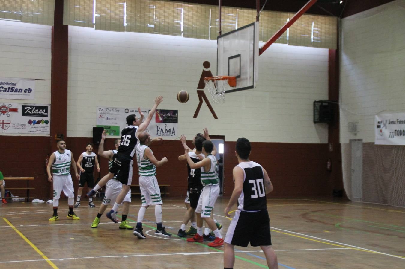 El Pabellón Municipal del Deportes 'Francisco José Rivera Montero' ha acogido en la matinal de este sábado una gran reunión de la familia del baloncesto en Jerez de los Caballeros. El marco ha sido el último partido de esta temporada que ha disputado el Club Baloncesto Xerixia ante la U.B.A Almendralejo, con una gran victoria de los locales por 70-65. 