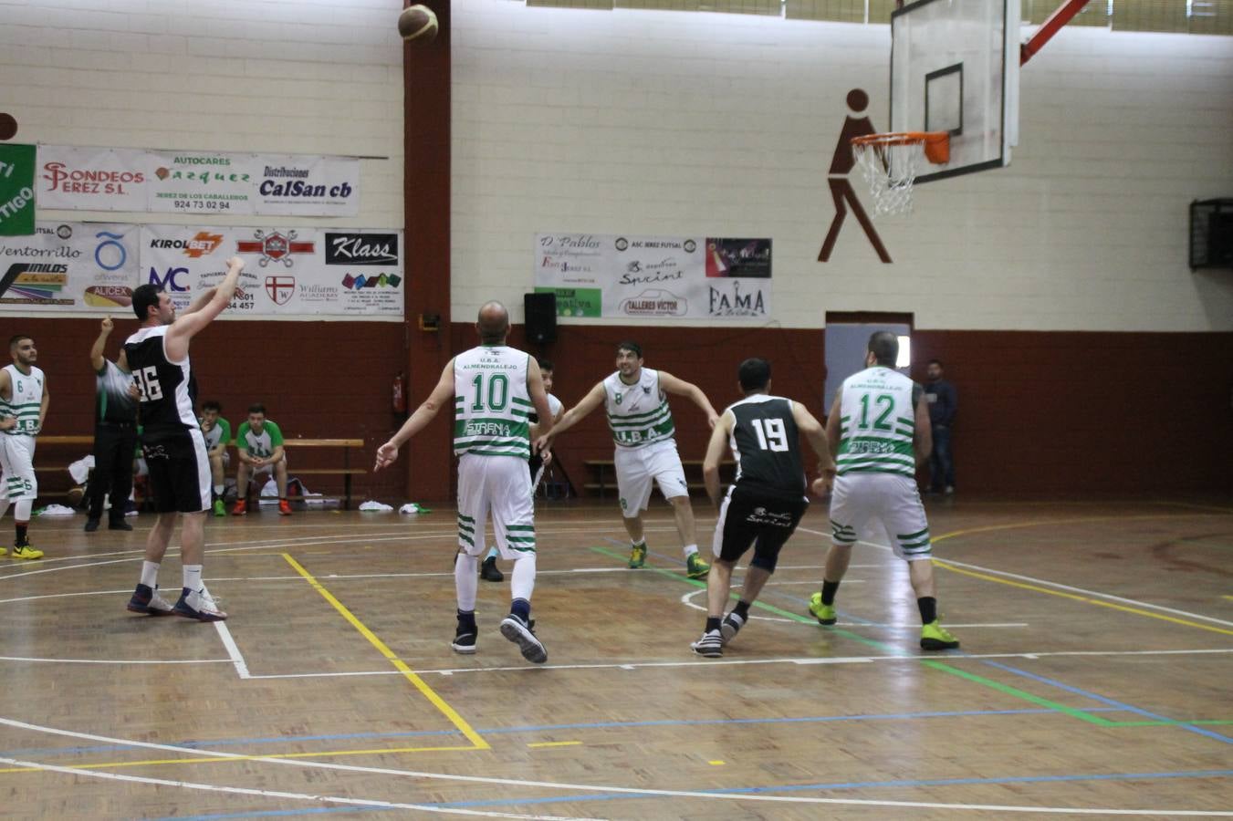 El Pabellón Municipal del Deportes 'Francisco José Rivera Montero' ha acogido en la matinal de este sábado una gran reunión de la familia del baloncesto en Jerez de los Caballeros. El marco ha sido el último partido de esta temporada que ha disputado el Club Baloncesto Xerixia ante la U.B.A Almendralejo, con una gran victoria de los locales por 70-65. 