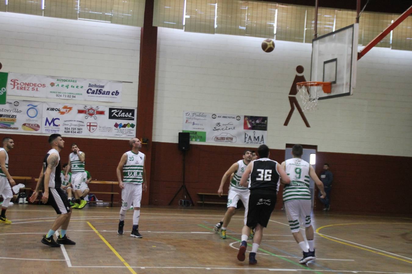 El Pabellón Municipal del Deportes 'Francisco José Rivera Montero' ha acogido en la matinal de este sábado una gran reunión de la familia del baloncesto en Jerez de los Caballeros. El marco ha sido el último partido de esta temporada que ha disputado el Club Baloncesto Xerixia ante la U.B.A Almendralejo, con una gran victoria de los locales por 70-65. 