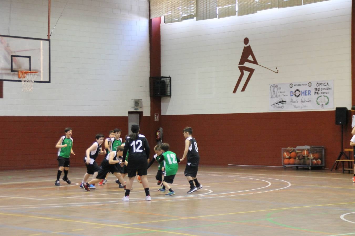 El Pabellón Municipal del Deportes 'Francisco José Rivera Montero' ha acogido en la matinal de este sábado una gran reunión de la familia del baloncesto en Jerez de los Caballeros. El marco ha sido el último partido de esta temporada que ha disputado el Club Baloncesto Xerixia ante la U.B.A Almendralejo, con una gran victoria de los locales por 70-65. 