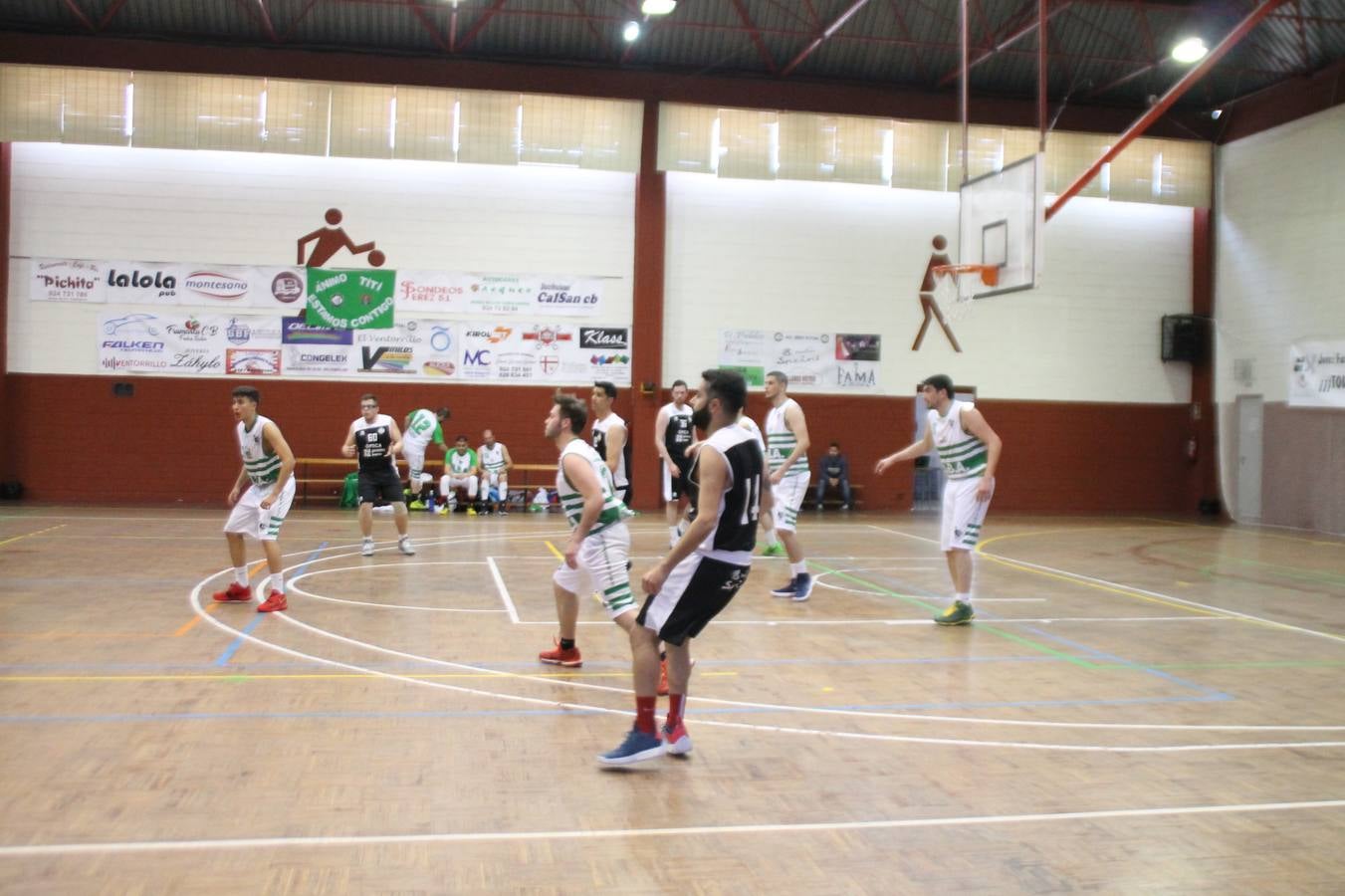 El Pabellón Municipal del Deportes 'Francisco José Rivera Montero' ha acogido en la matinal de este sábado una gran reunión de la familia del baloncesto en Jerez de los Caballeros. El marco ha sido el último partido de esta temporada que ha disputado el Club Baloncesto Xerixia ante la U.B.A Almendralejo, con una gran victoria de los locales por 70-65. 