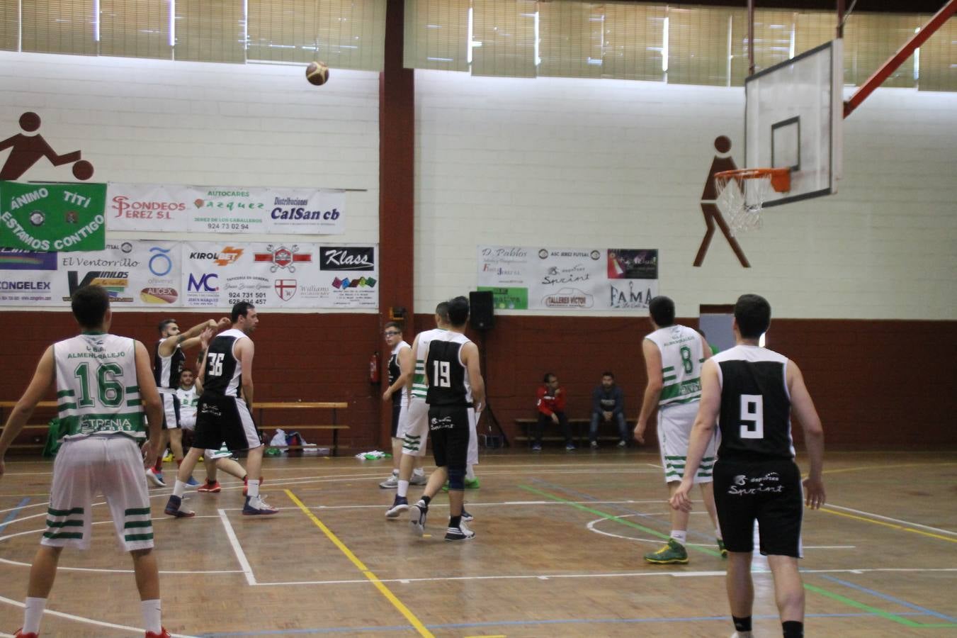 El Pabellón Municipal del Deportes 'Francisco José Rivera Montero' ha acogido en la matinal de este sábado una gran reunión de la familia del baloncesto en Jerez de los Caballeros. El marco ha sido el último partido de esta temporada que ha disputado el Club Baloncesto Xerixia ante la U.B.A Almendralejo, con una gran victoria de los locales por 70-65. 