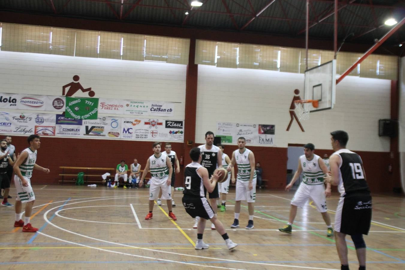 El Pabellón Municipal del Deportes 'Francisco José Rivera Montero' ha acogido en la matinal de este sábado una gran reunión de la familia del baloncesto en Jerez de los Caballeros. El marco ha sido el último partido de esta temporada que ha disputado el Club Baloncesto Xerixia ante la U.B.A Almendralejo, con una gran victoria de los locales por 70-65. 