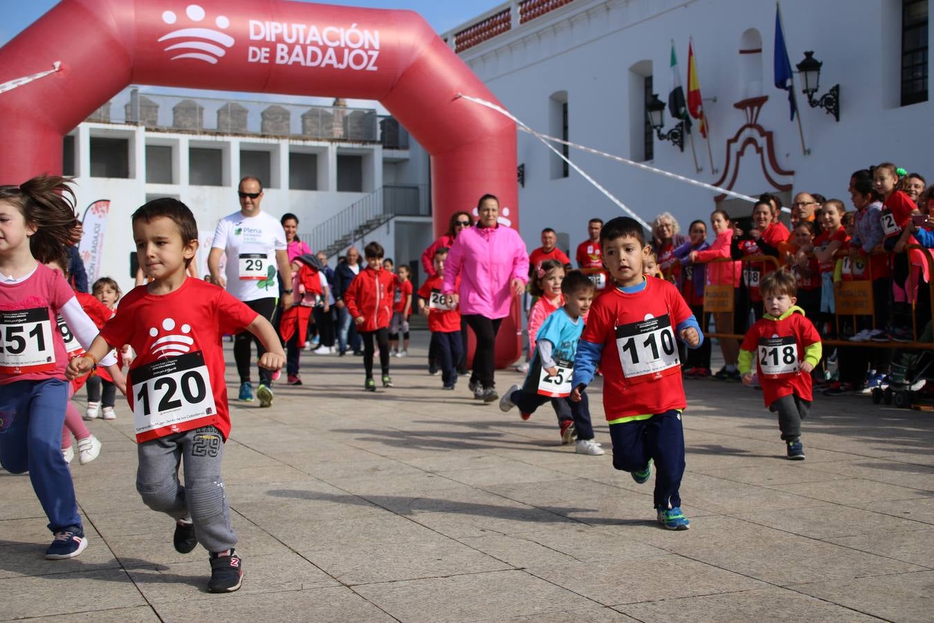 Jerez de los Caballeros ha acogido, esta mañana, la 'I Carrera de la Mujer', enmarcada dentro del programa 'Mujer y Deporte' de la Diputación de Badajoz y bajo el lema 'Nuestra meta, la igualdad'. Más de 300 personas, de todas las edades, se han dado cita en la Plaza de la Alcazaba y han recorrido las calles del municipio en una jornada que ha aunado deporte, solidaridad y reivindicación.