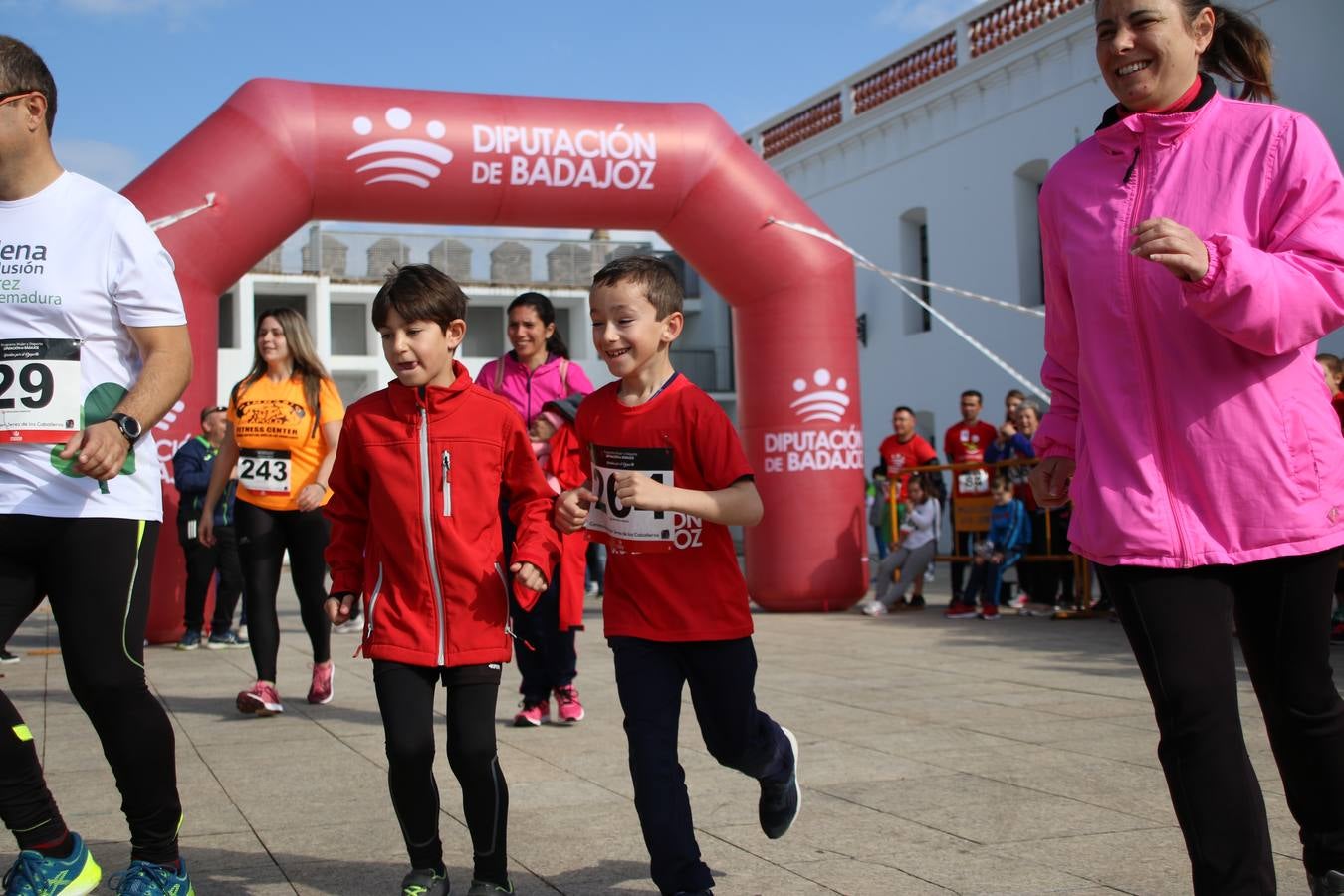 Jerez de los Caballeros ha acogido, esta mañana, la 'I Carrera de la Mujer', enmarcada dentro del programa 'Mujer y Deporte' de la Diputación de Badajoz y bajo el lema 'Nuestra meta, la igualdad'. Más de 300 personas, de todas las edades, se han dado cita en la Plaza de la Alcazaba y han recorrido las calles del municipio en una jornada que ha aunado deporte, solidaridad y reivindicación.