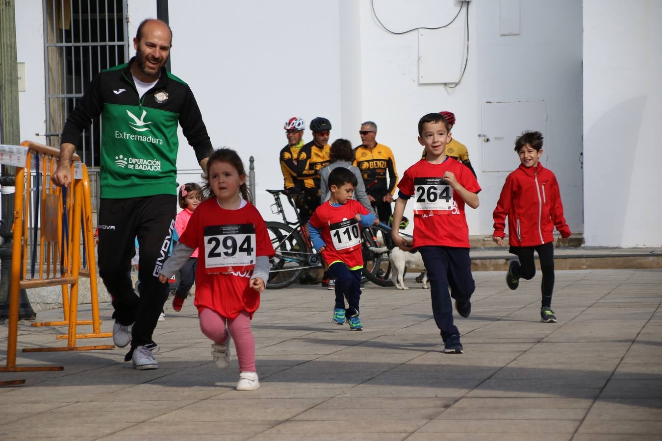 Jerez de los Caballeros ha acogido, esta mañana, la 'I Carrera de la Mujer', enmarcada dentro del programa 'Mujer y Deporte' de la Diputación de Badajoz y bajo el lema 'Nuestra meta, la igualdad'. Más de 300 personas, de todas las edades, se han dado cita en la Plaza de la Alcazaba y han recorrido las calles del municipio en una jornada que ha aunado deporte, solidaridad y reivindicación.