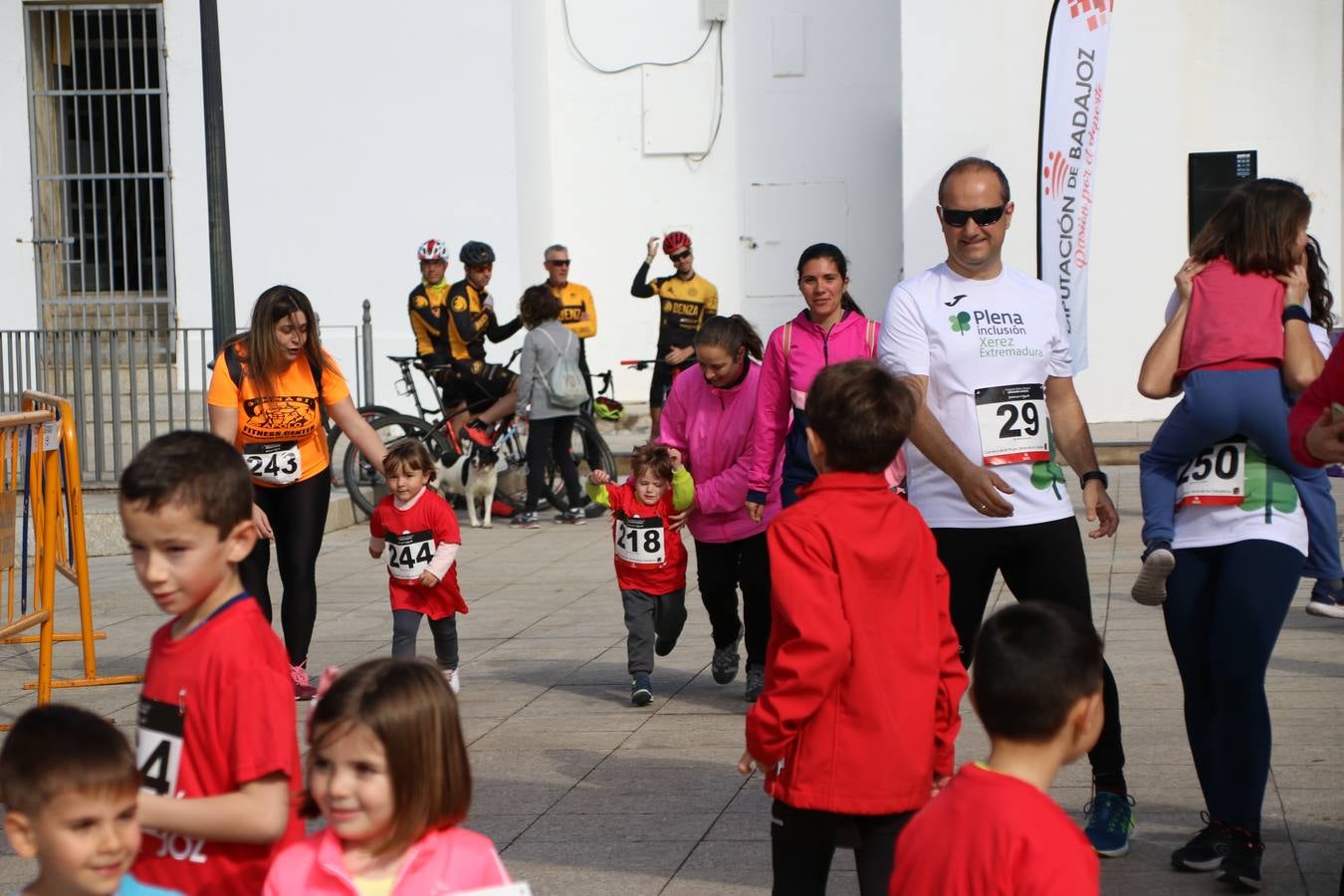 Jerez de los Caballeros ha acogido, esta mañana, la 'I Carrera de la Mujer', enmarcada dentro del programa 'Mujer y Deporte' de la Diputación de Badajoz y bajo el lema 'Nuestra meta, la igualdad'. Más de 300 personas, de todas las edades, se han dado cita en la Plaza de la Alcazaba y han recorrido las calles del municipio en una jornada que ha aunado deporte, solidaridad y reivindicación.