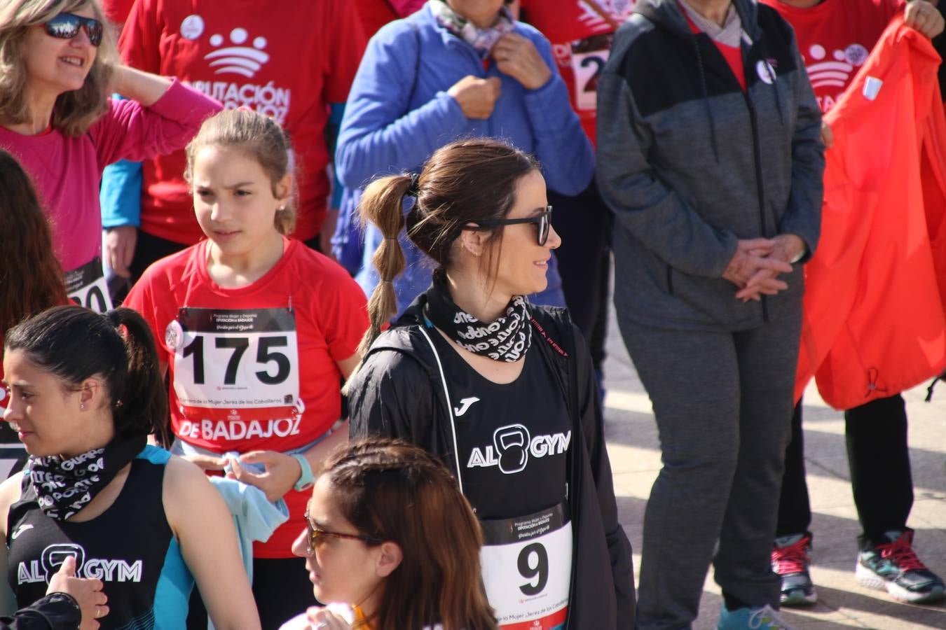 Jerez de los Caballeros ha acogido, esta mañana, la 'I Carrera de la Mujer', enmarcada dentro del programa 'Mujer y Deporte' de la Diputación de Badajoz y bajo el lema 'Nuestra meta, la igualdad'. Más de 300 personas, de todas las edades, se han dado cita en la Plaza de la Alcazaba y han recorrido las calles del municipio en una jornada que ha aunado deporte, solidaridad y reivindicación.