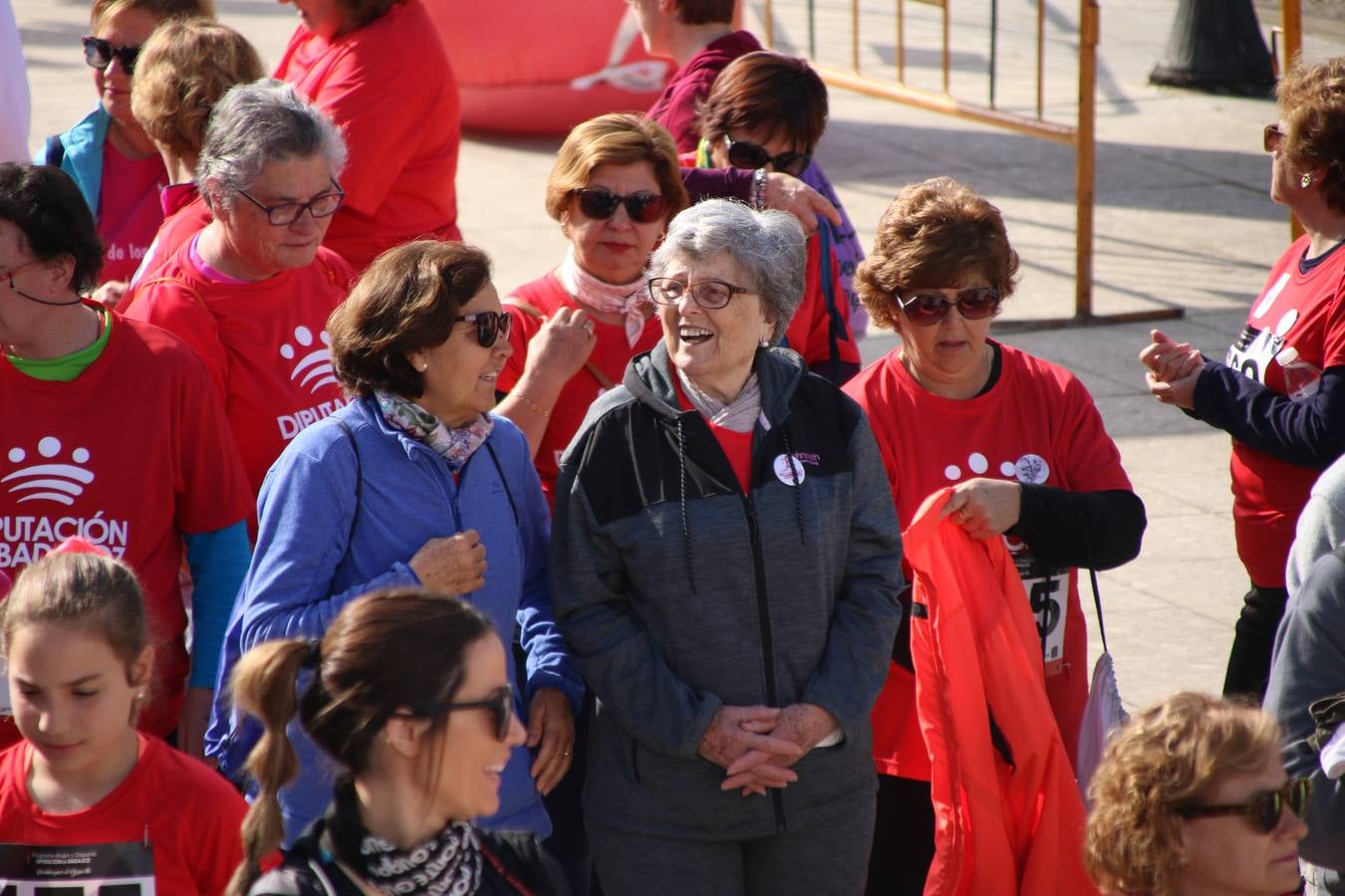 Jerez de los Caballeros ha acogido, esta mañana, la 'I Carrera de la Mujer', enmarcada dentro del programa 'Mujer y Deporte' de la Diputación de Badajoz y bajo el lema 'Nuestra meta, la igualdad'. Más de 300 personas, de todas las edades, se han dado cita en la Plaza de la Alcazaba y han recorrido las calles del municipio en una jornada que ha aunado deporte, solidaridad y reivindicación.