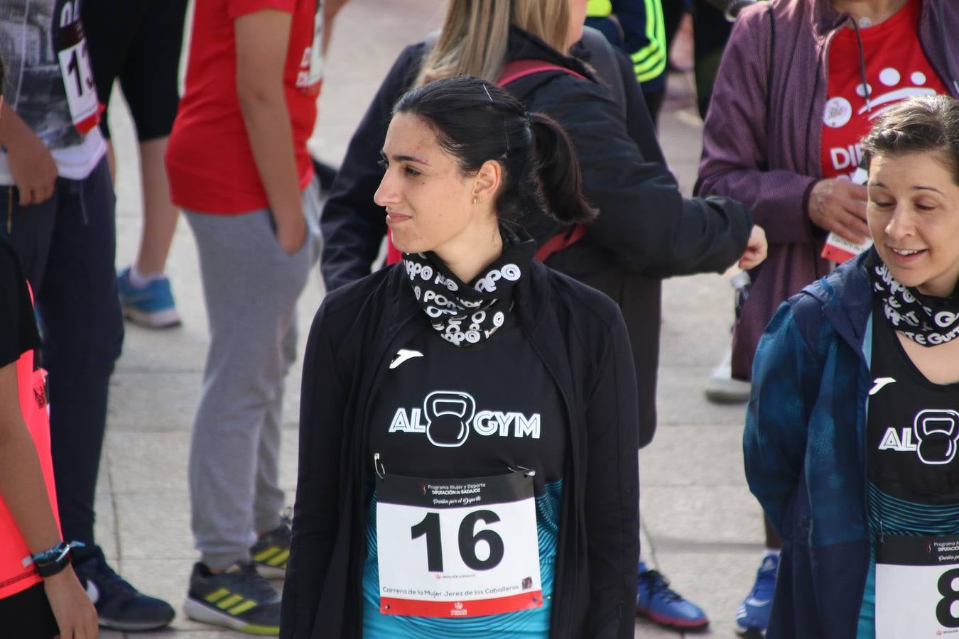 Jerez de los Caballeros ha acogido, esta mañana, la 'I Carrera de la Mujer', enmarcada dentro del programa 'Mujer y Deporte' de la Diputación de Badajoz y bajo el lema 'Nuestra meta, la igualdad'. Más de 300 personas, de todas las edades, se han dado cita en la Plaza de la Alcazaba y han recorrido las calles del municipio en una jornada que ha aunado deporte, solidaridad y reivindicación.