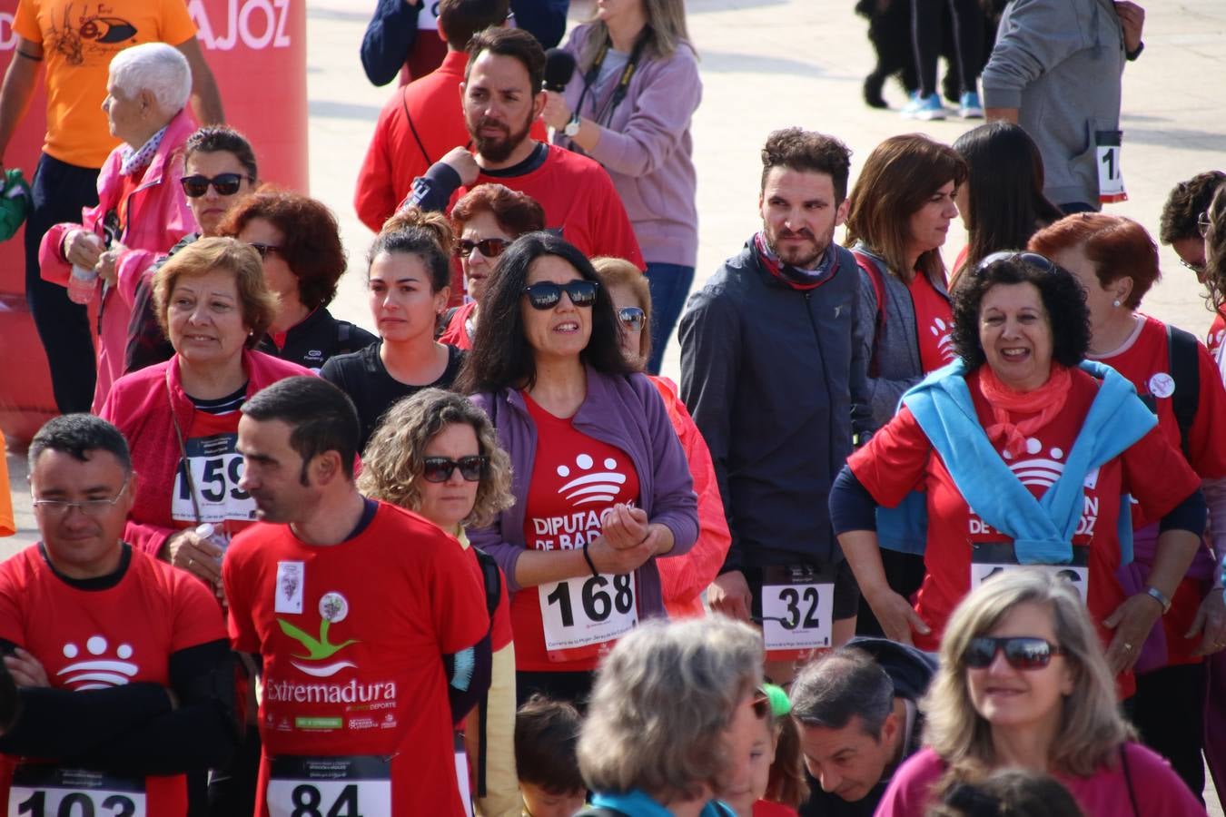 Jerez de los Caballeros ha acogido, esta mañana, la 'I Carrera de la Mujer', enmarcada dentro del programa 'Mujer y Deporte' de la Diputación de Badajoz y bajo el lema 'Nuestra meta, la igualdad'. Más de 300 personas, de todas las edades, se han dado cita en la Plaza de la Alcazaba y han recorrido las calles del municipio en una jornada que ha aunado deporte, solidaridad y reivindicación.