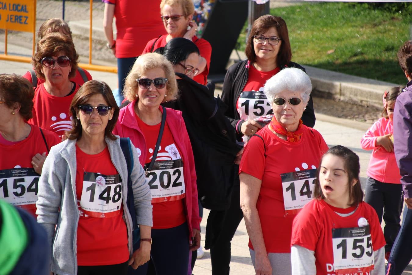 Jerez de los Caballeros ha acogido, esta mañana, la 'I Carrera de la Mujer', enmarcada dentro del programa 'Mujer y Deporte' de la Diputación de Badajoz y bajo el lema 'Nuestra meta, la igualdad'. Más de 300 personas, de todas las edades, se han dado cita en la Plaza de la Alcazaba y han recorrido las calles del municipio en una jornada que ha aunado deporte, solidaridad y reivindicación.