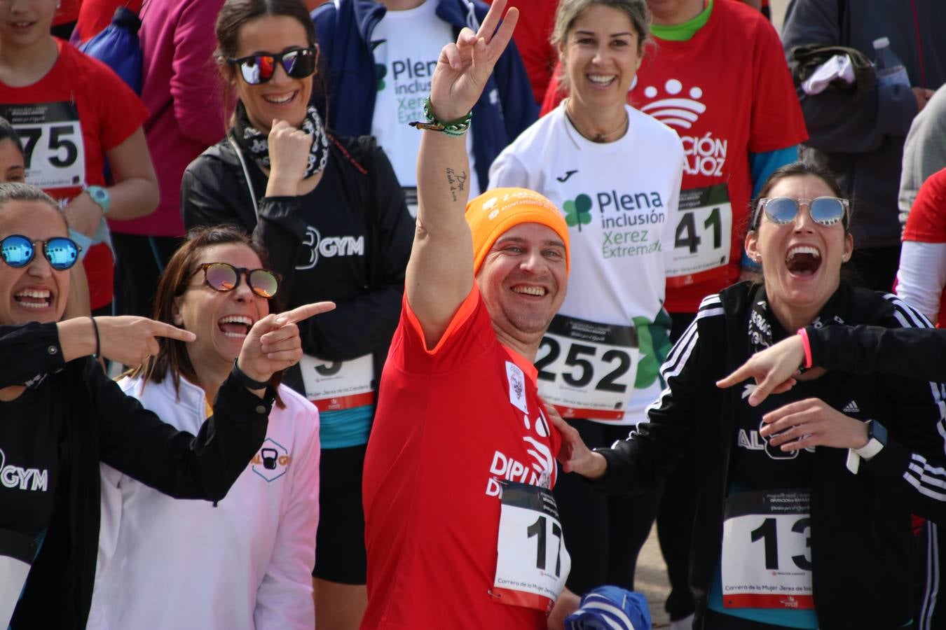 Jerez de los Caballeros ha acogido, esta mañana, la 'I Carrera de la Mujer', enmarcada dentro del programa 'Mujer y Deporte' de la Diputación de Badajoz y bajo el lema 'Nuestra meta, la igualdad'. Más de 300 personas, de todas las edades, se han dado cita en la Plaza de la Alcazaba y han recorrido las calles del municipio en una jornada que ha aunado deporte, solidaridad y reivindicación.