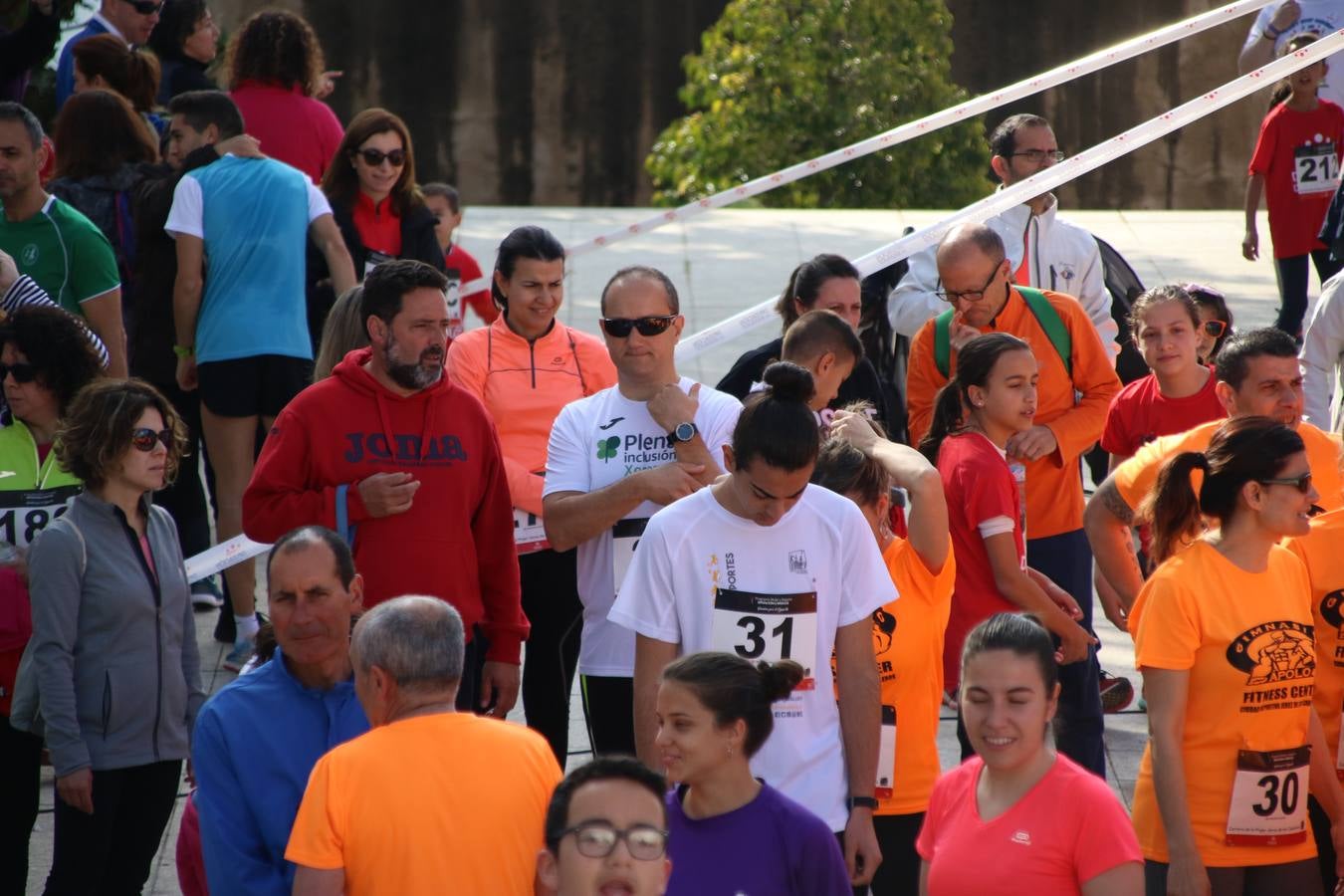 Jerez de los Caballeros ha acogido, esta mañana, la 'I Carrera de la Mujer', enmarcada dentro del programa 'Mujer y Deporte' de la Diputación de Badajoz y bajo el lema 'Nuestra meta, la igualdad'. Más de 300 personas, de todas las edades, se han dado cita en la Plaza de la Alcazaba y han recorrido las calles del municipio en una jornada que ha aunado deporte, solidaridad y reivindicación.