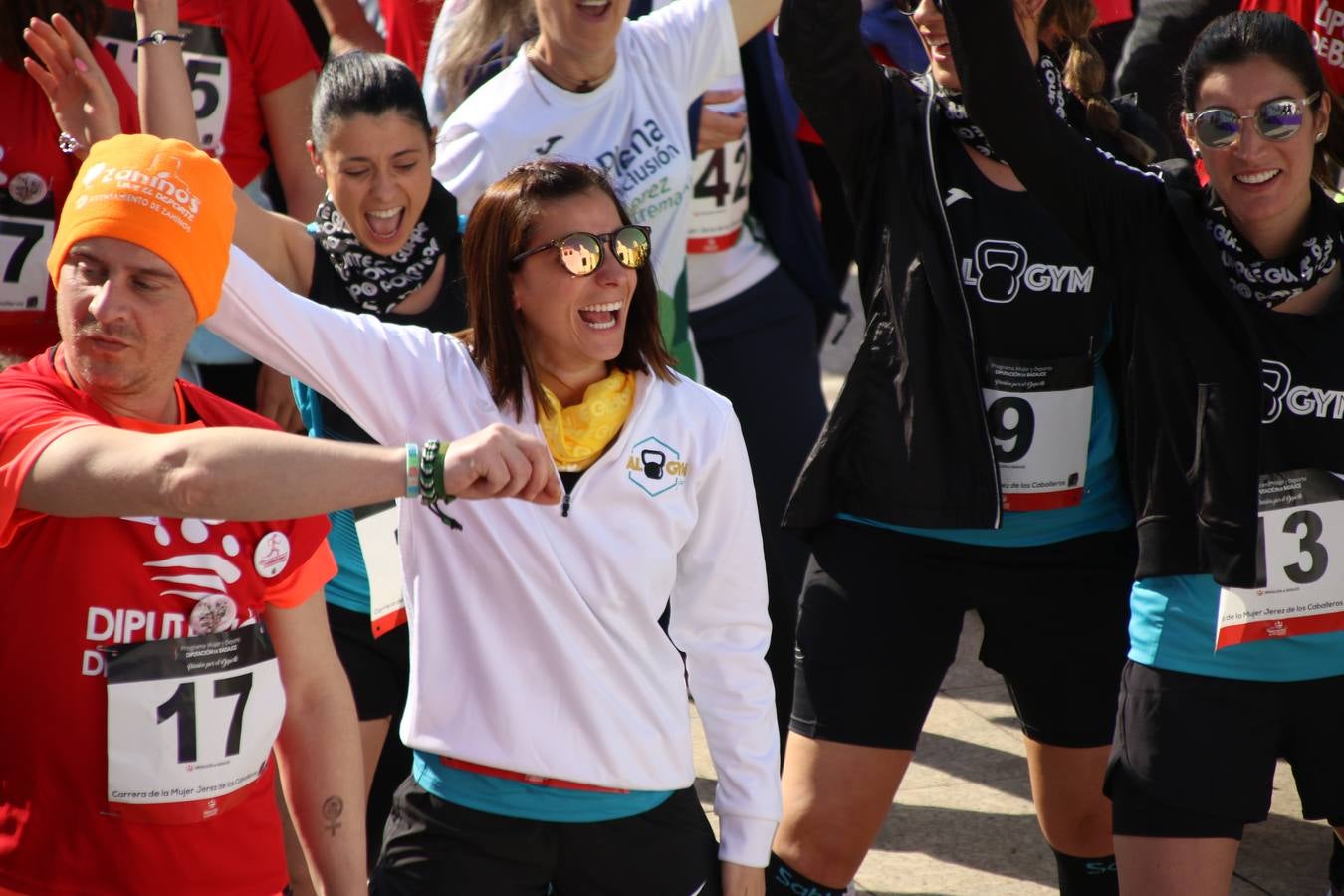 Jerez de los Caballeros ha acogido, esta mañana, la 'I Carrera de la Mujer', enmarcada dentro del programa 'Mujer y Deporte' de la Diputación de Badajoz y bajo el lema 'Nuestra meta, la igualdad'. Más de 300 personas, de todas las edades, se han dado cita en la Plaza de la Alcazaba y han recorrido las calles del municipio en una jornada que ha aunado deporte, solidaridad y reivindicación.