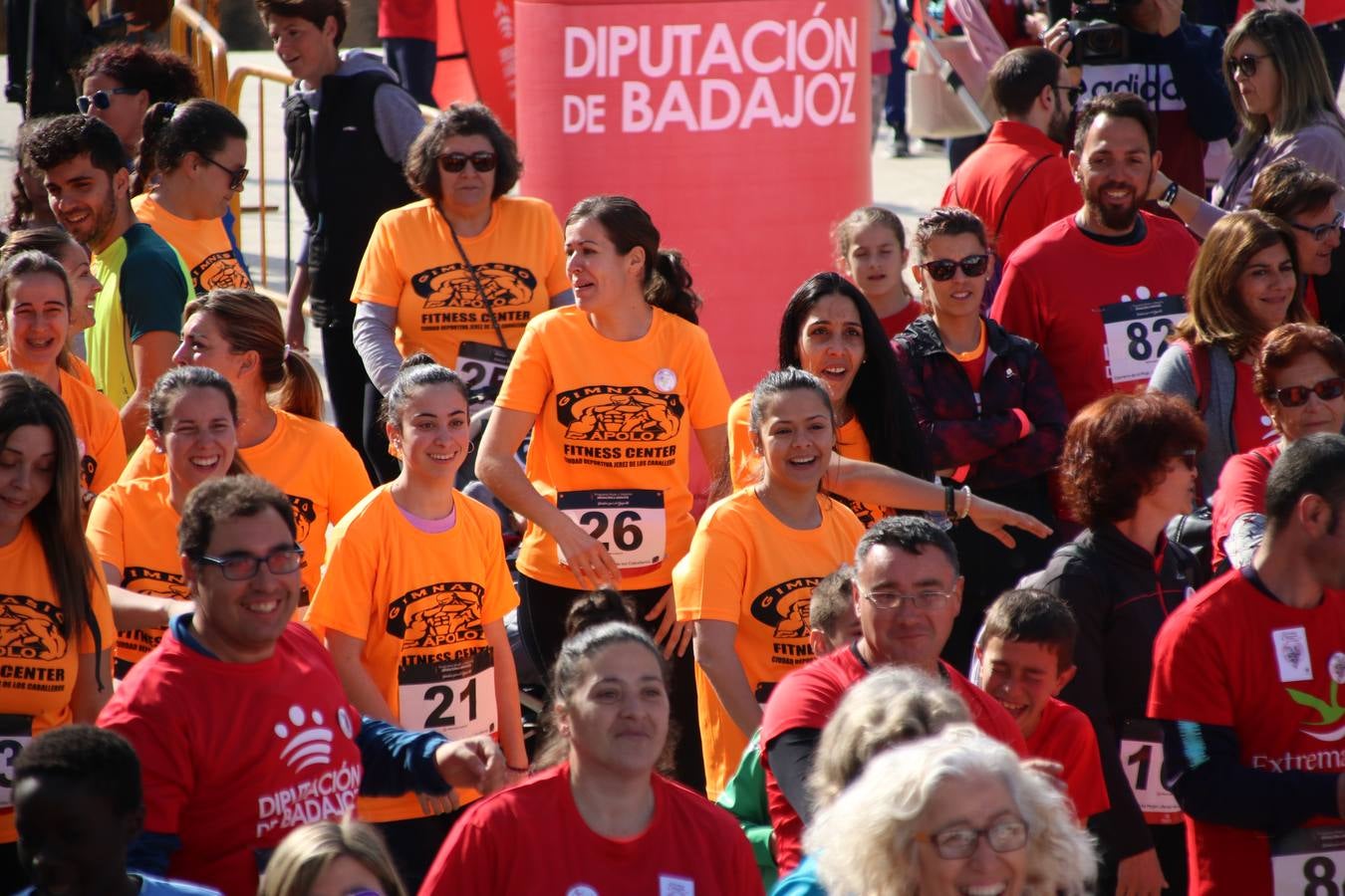 Jerez de los Caballeros ha acogido, esta mañana, la 'I Carrera de la Mujer', enmarcada dentro del programa 'Mujer y Deporte' de la Diputación de Badajoz y bajo el lema 'Nuestra meta, la igualdad'. Más de 300 personas, de todas las edades, se han dado cita en la Plaza de la Alcazaba y han recorrido las calles del municipio en una jornada que ha aunado deporte, solidaridad y reivindicación.