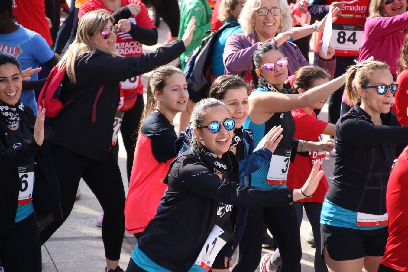 Jerez de los Caballeros ha acogido, esta mañana, la 'I Carrera de la Mujer', enmarcada dentro del programa 'Mujer y Deporte' de la Diputación de Badajoz y bajo el lema 'Nuestra meta, la igualdad'. Más de 300 personas, de todas las edades, se han dado cita en la Plaza de la Alcazaba y han recorrido las calles del municipio en una jornada que ha aunado deporte, solidaridad y reivindicación.