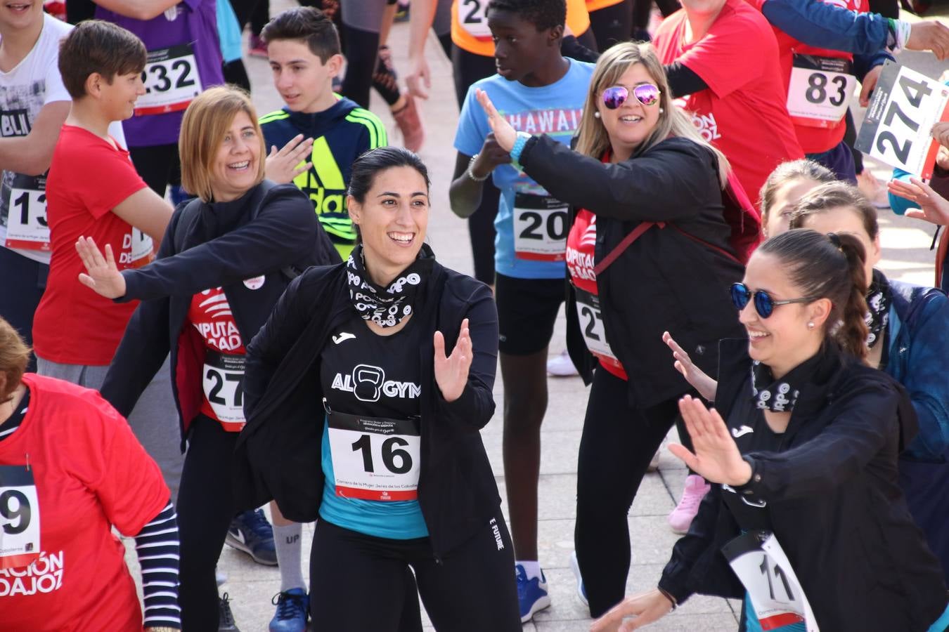 Jerez de los Caballeros ha acogido, esta mañana, la 'I Carrera de la Mujer', enmarcada dentro del programa 'Mujer y Deporte' de la Diputación de Badajoz y bajo el lema 'Nuestra meta, la igualdad'. Más de 300 personas, de todas las edades, se han dado cita en la Plaza de la Alcazaba y han recorrido las calles del municipio en una jornada que ha aunado deporte, solidaridad y reivindicación.