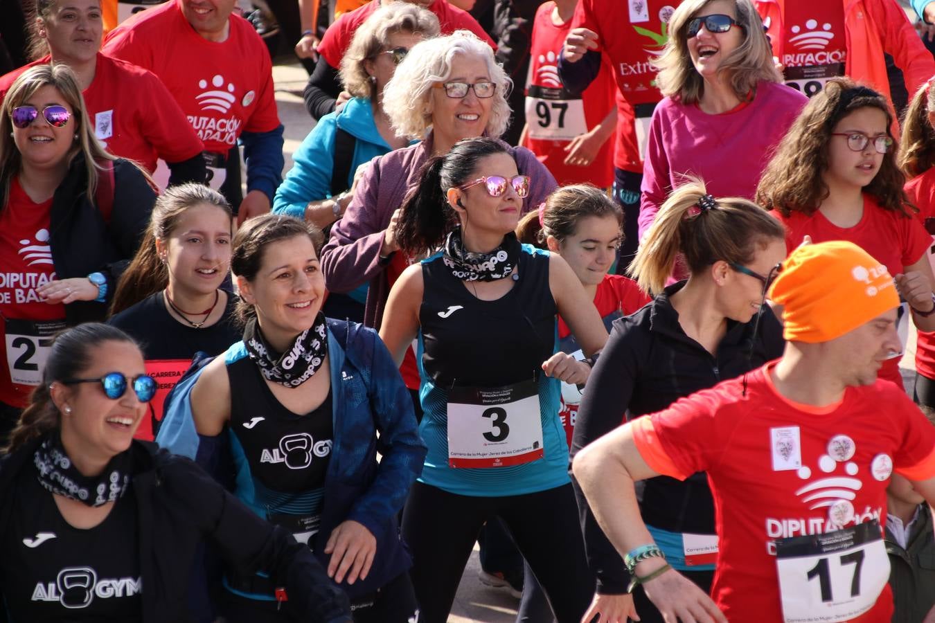 Jerez de los Caballeros ha acogido, esta mañana, la 'I Carrera de la Mujer', enmarcada dentro del programa 'Mujer y Deporte' de la Diputación de Badajoz y bajo el lema 'Nuestra meta, la igualdad'. Más de 300 personas, de todas las edades, se han dado cita en la Plaza de la Alcazaba y han recorrido las calles del municipio en una jornada que ha aunado deporte, solidaridad y reivindicación.