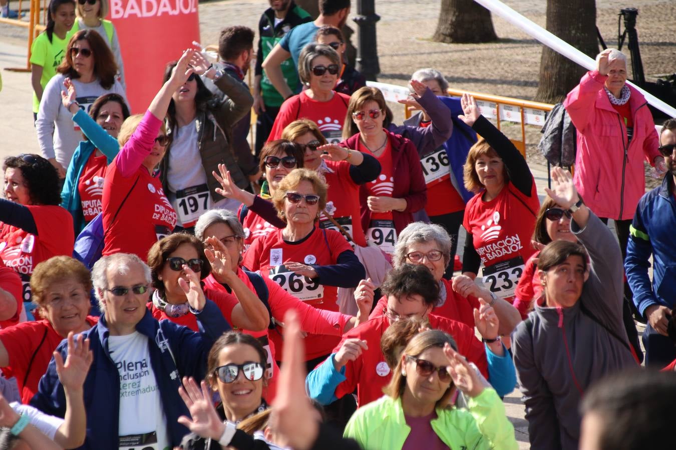 Jerez de los Caballeros ha acogido, esta mañana, la 'I Carrera de la Mujer', enmarcada dentro del programa 'Mujer y Deporte' de la Diputación de Badajoz y bajo el lema 'Nuestra meta, la igualdad'. Más de 300 personas, de todas las edades, se han dado cita en la Plaza de la Alcazaba y han recorrido las calles del municipio en una jornada que ha aunado deporte, solidaridad y reivindicación.