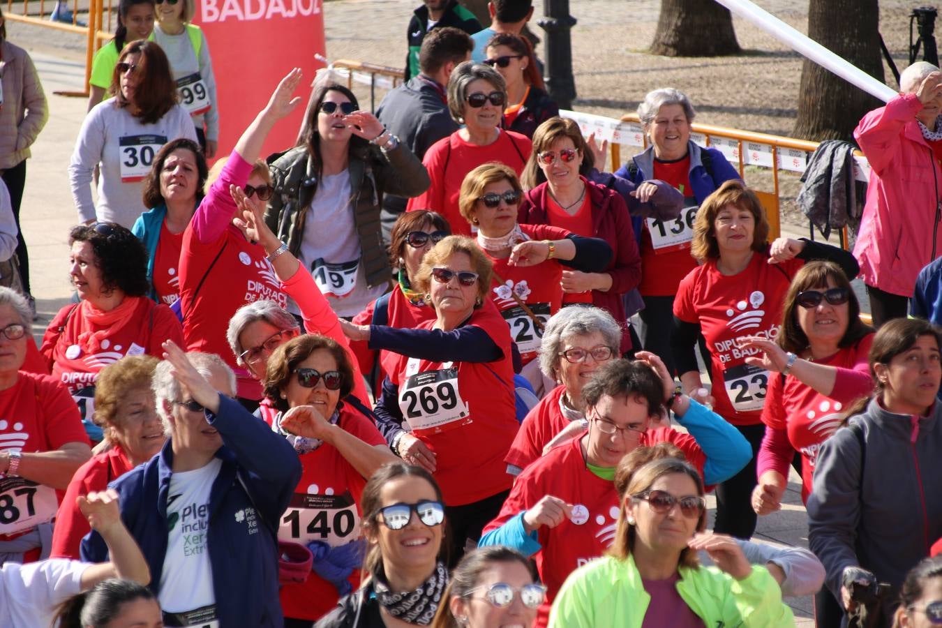 Jerez de los Caballeros ha acogido, esta mañana, la 'I Carrera de la Mujer', enmarcada dentro del programa 'Mujer y Deporte' de la Diputación de Badajoz y bajo el lema 'Nuestra meta, la igualdad'. Más de 300 personas, de todas las edades, se han dado cita en la Plaza de la Alcazaba y han recorrido las calles del municipio en una jornada que ha aunado deporte, solidaridad y reivindicación.