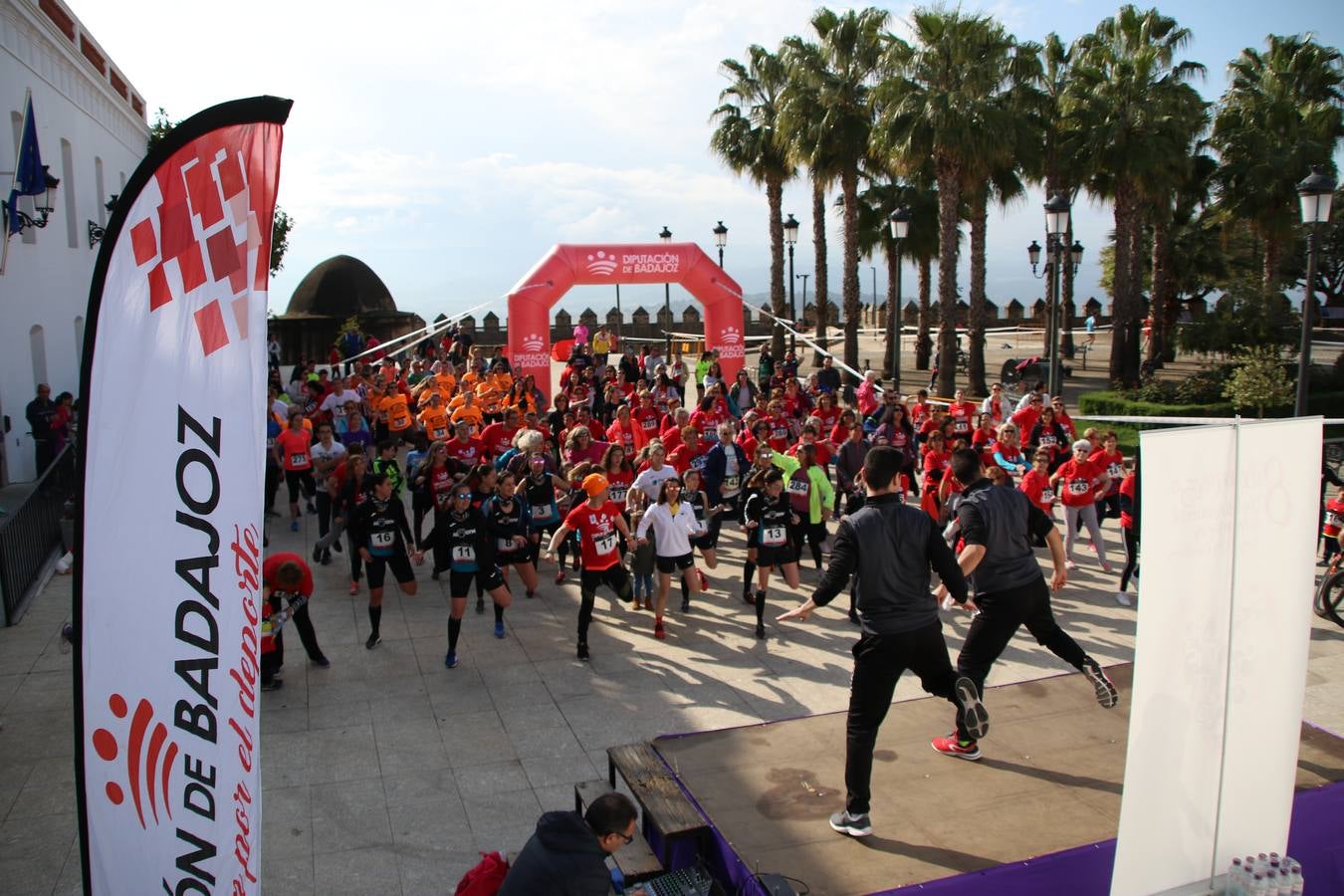 Jerez de los Caballeros ha acogido, esta mañana, la 'I Carrera de la Mujer', enmarcada dentro del programa 'Mujer y Deporte' de la Diputación de Badajoz y bajo el lema 'Nuestra meta, la igualdad'. Más de 300 personas, de todas las edades, se han dado cita en la Plaza de la Alcazaba y han recorrido las calles del municipio en una jornada que ha aunado deporte, solidaridad y reivindicación.