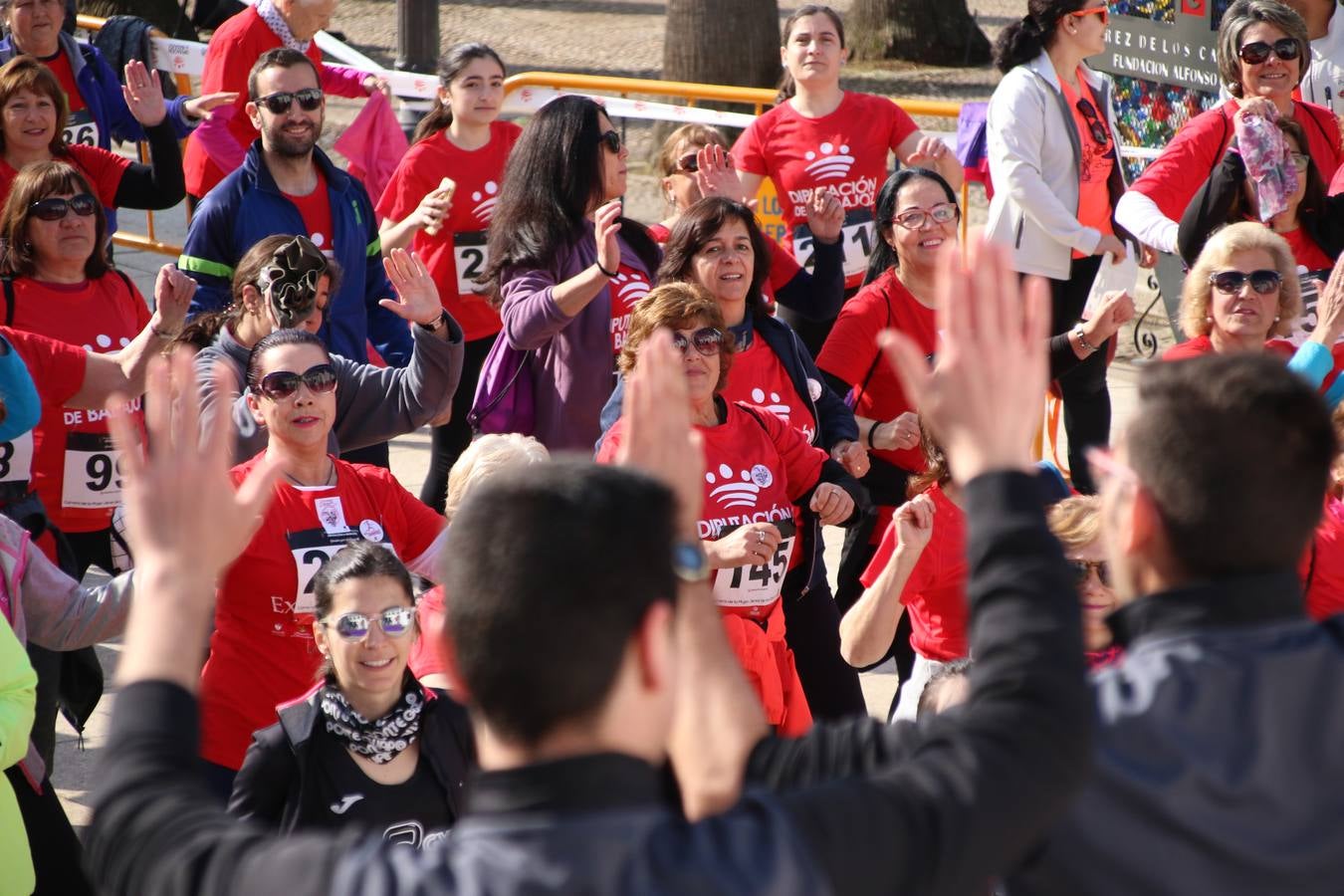 Jerez de los Caballeros ha acogido, esta mañana, la 'I Carrera de la Mujer', enmarcada dentro del programa 'Mujer y Deporte' de la Diputación de Badajoz y bajo el lema 'Nuestra meta, la igualdad'. Más de 300 personas, de todas las edades, se han dado cita en la Plaza de la Alcazaba y han recorrido las calles del municipio en una jornada que ha aunado deporte, solidaridad y reivindicación.