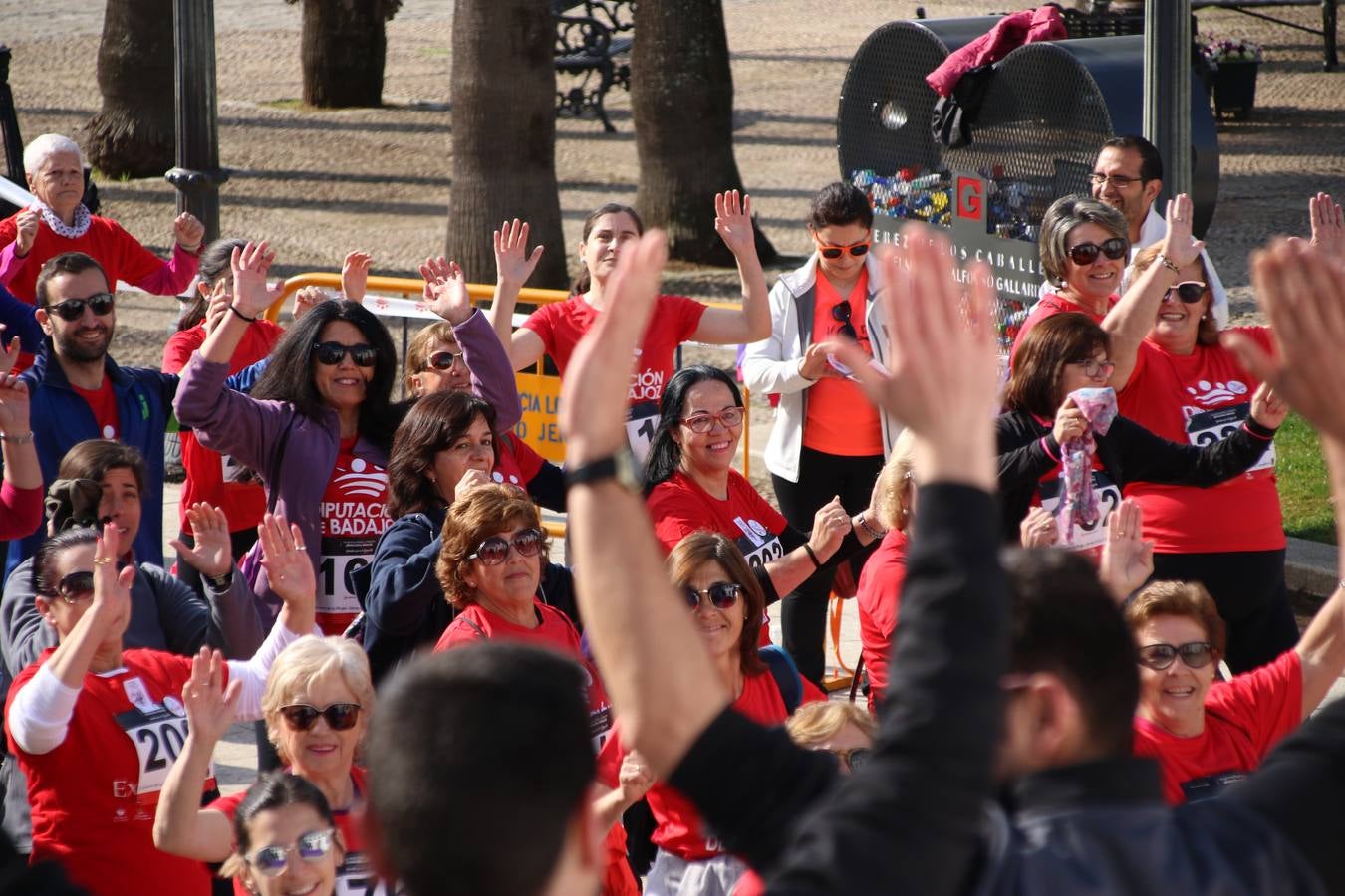Jerez de los Caballeros ha acogido, esta mañana, la 'I Carrera de la Mujer', enmarcada dentro del programa 'Mujer y Deporte' de la Diputación de Badajoz y bajo el lema 'Nuestra meta, la igualdad'. Más de 300 personas, de todas las edades, se han dado cita en la Plaza de la Alcazaba y han recorrido las calles del municipio en una jornada que ha aunado deporte, solidaridad y reivindicación.