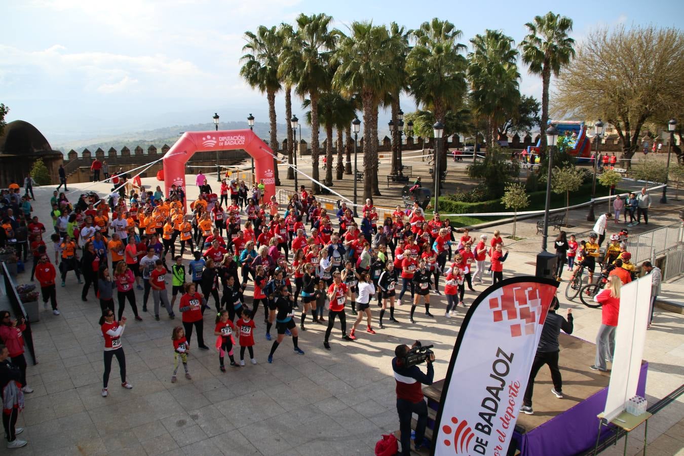 Jerez de los Caballeros ha acogido, esta mañana, la 'I Carrera de la Mujer', enmarcada dentro del programa 'Mujer y Deporte' de la Diputación de Badajoz y bajo el lema 'Nuestra meta, la igualdad'. Más de 300 personas, de todas las edades, se han dado cita en la Plaza de la Alcazaba y han recorrido las calles del municipio en una jornada que ha aunado deporte, solidaridad y reivindicación.