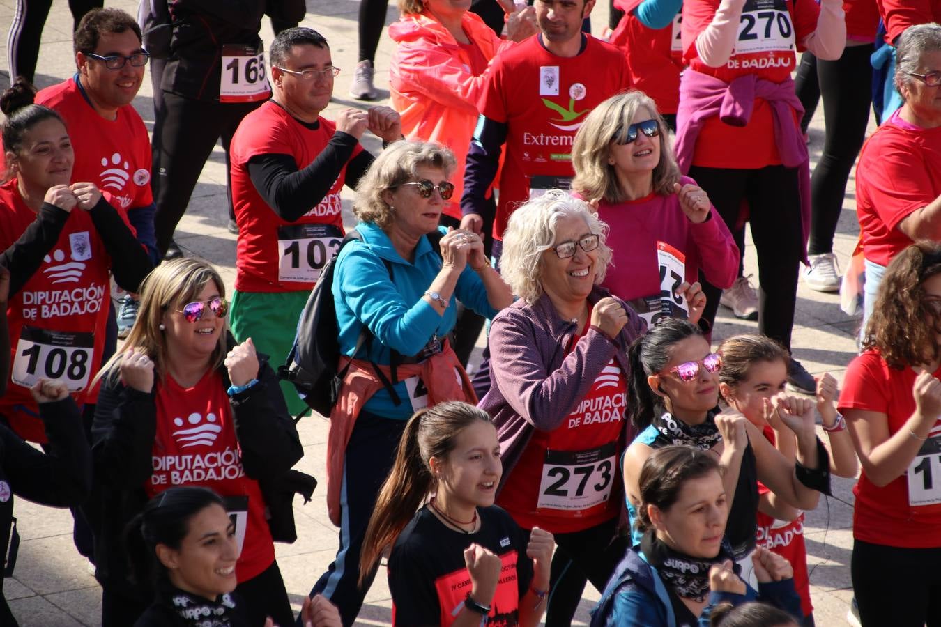 Jerez de los Caballeros ha acogido, esta mañana, la 'I Carrera de la Mujer', enmarcada dentro del programa 'Mujer y Deporte' de la Diputación de Badajoz y bajo el lema 'Nuestra meta, la igualdad'. Más de 300 personas, de todas las edades, se han dado cita en la Plaza de la Alcazaba y han recorrido las calles del municipio en una jornada que ha aunado deporte, solidaridad y reivindicación.