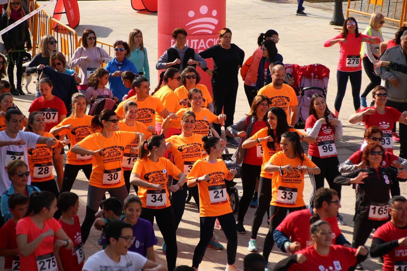 Jerez de los Caballeros ha acogido, esta mañana, la 'I Carrera de la Mujer', enmarcada dentro del programa 'Mujer y Deporte' de la Diputación de Badajoz y bajo el lema 'Nuestra meta, la igualdad'. Más de 300 personas, de todas las edades, se han dado cita en la Plaza de la Alcazaba y han recorrido las calles del municipio en una jornada que ha aunado deporte, solidaridad y reivindicación.
