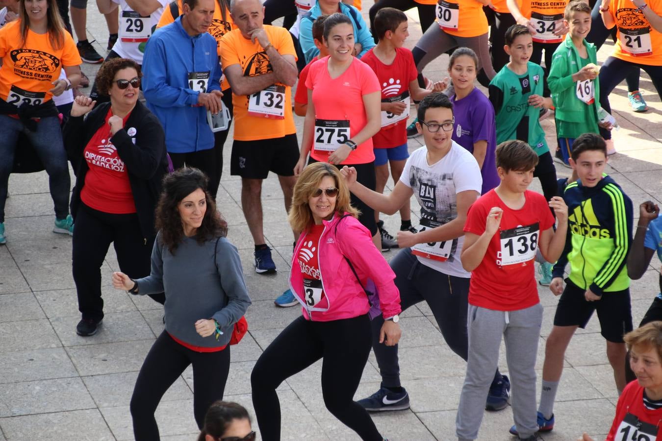Jerez de los Caballeros ha acogido, esta mañana, la 'I Carrera de la Mujer', enmarcada dentro del programa 'Mujer y Deporte' de la Diputación de Badajoz y bajo el lema 'Nuestra meta, la igualdad'. Más de 300 personas, de todas las edades, se han dado cita en la Plaza de la Alcazaba y han recorrido las calles del municipio en una jornada que ha aunado deporte, solidaridad y reivindicación.