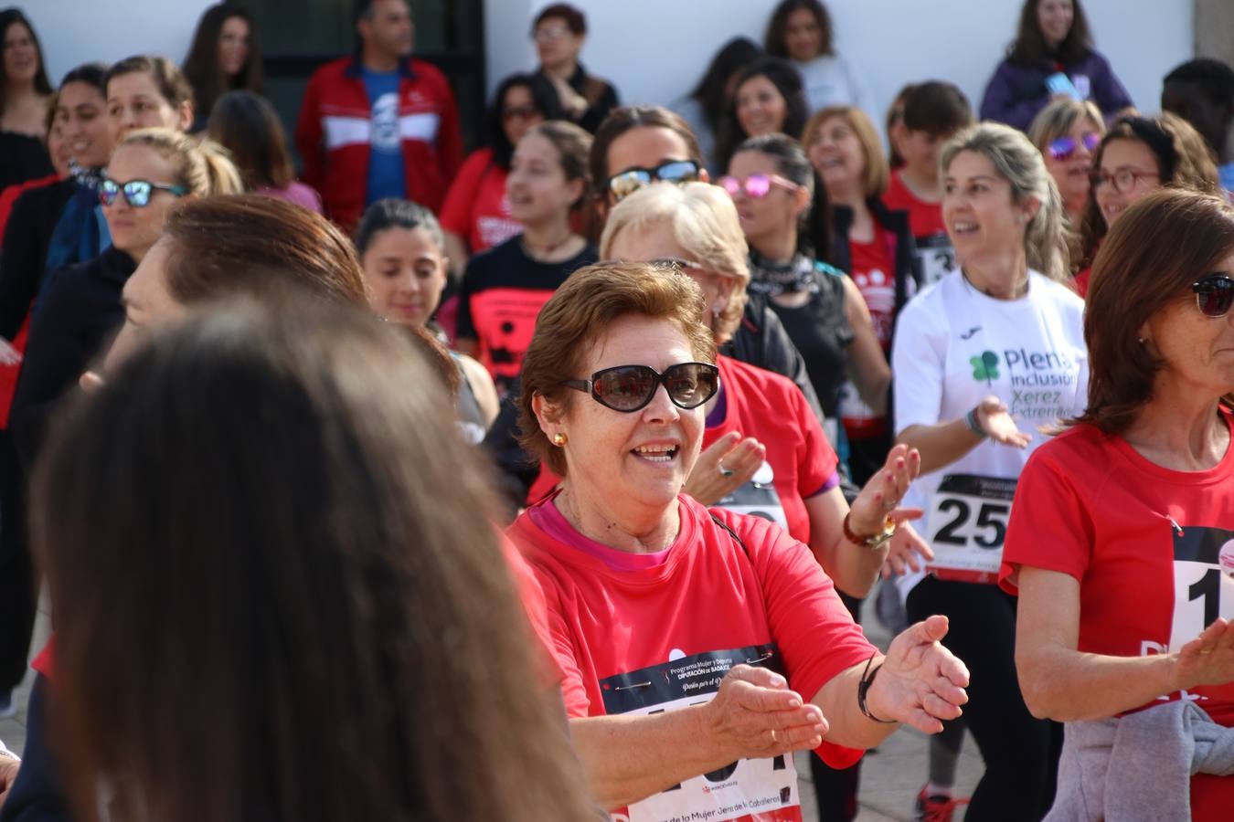 Jerez de los Caballeros ha acogido, esta mañana, la 'I Carrera de la Mujer', enmarcada dentro del programa 'Mujer y Deporte' de la Diputación de Badajoz y bajo el lema 'Nuestra meta, la igualdad'. Más de 300 personas, de todas las edades, se han dado cita en la Plaza de la Alcazaba y han recorrido las calles del municipio en una jornada que ha aunado deporte, solidaridad y reivindicación.