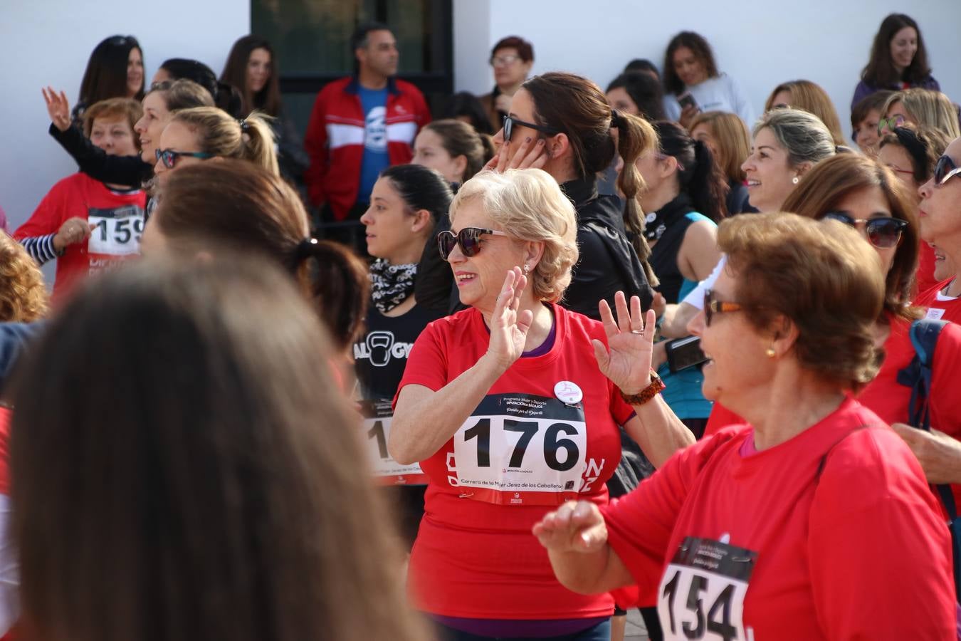 Jerez de los Caballeros ha acogido, esta mañana, la 'I Carrera de la Mujer', enmarcada dentro del programa 'Mujer y Deporte' de la Diputación de Badajoz y bajo el lema 'Nuestra meta, la igualdad'. Más de 300 personas, de todas las edades, se han dado cita en la Plaza de la Alcazaba y han recorrido las calles del municipio en una jornada que ha aunado deporte, solidaridad y reivindicación.