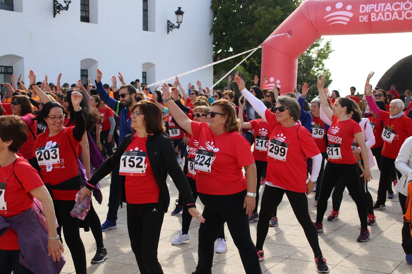 Jerez de los Caballeros ha acogido, esta mañana, la 'I Carrera de la Mujer', enmarcada dentro del programa 'Mujer y Deporte' de la Diputación de Badajoz y bajo el lema 'Nuestra meta, la igualdad'. Más de 300 personas, de todas las edades, se han dado cita en la Plaza de la Alcazaba y han recorrido las calles del municipio en una jornada que ha aunado deporte, solidaridad y reivindicación.