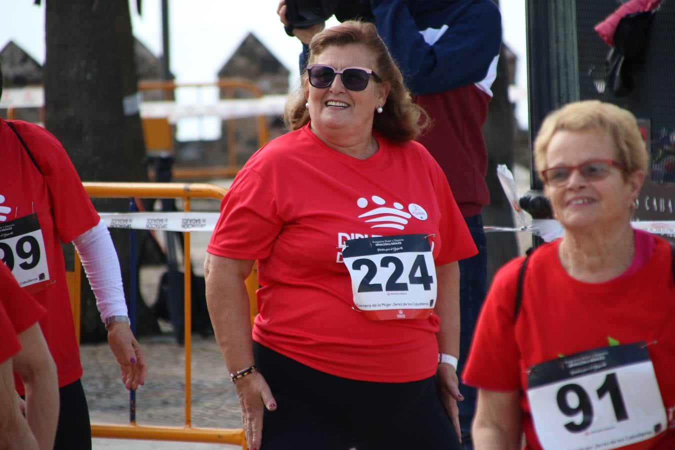 Jerez de los Caballeros ha acogido, esta mañana, la 'I Carrera de la Mujer', enmarcada dentro del programa 'Mujer y Deporte' de la Diputación de Badajoz y bajo el lema 'Nuestra meta, la igualdad'. Más de 300 personas, de todas las edades, se han dado cita en la Plaza de la Alcazaba y han recorrido las calles del municipio en una jornada que ha aunado deporte, solidaridad y reivindicación.
