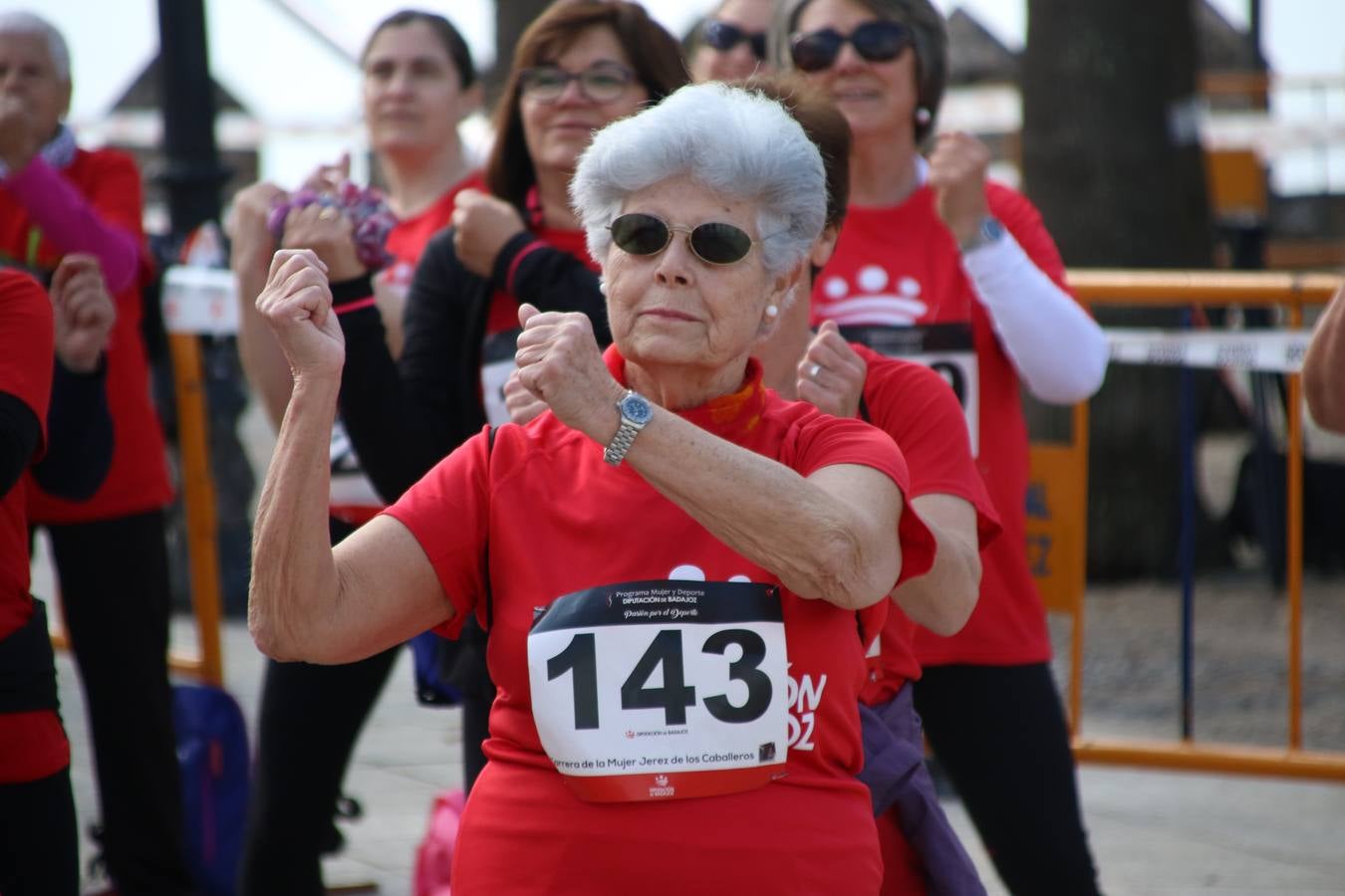 Jerez de los Caballeros ha acogido, esta mañana, la 'I Carrera de la Mujer', enmarcada dentro del programa 'Mujer y Deporte' de la Diputación de Badajoz y bajo el lema 'Nuestra meta, la igualdad'. Más de 300 personas, de todas las edades, se han dado cita en la Plaza de la Alcazaba y han recorrido las calles del municipio en una jornada que ha aunado deporte, solidaridad y reivindicación.