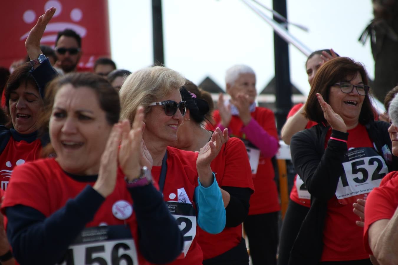 Jerez de los Caballeros ha acogido, esta mañana, la 'I Carrera de la Mujer', enmarcada dentro del programa 'Mujer y Deporte' de la Diputación de Badajoz y bajo el lema 'Nuestra meta, la igualdad'. Más de 300 personas, de todas las edades, se han dado cita en la Plaza de la Alcazaba y han recorrido las calles del municipio en una jornada que ha aunado deporte, solidaridad y reivindicación.