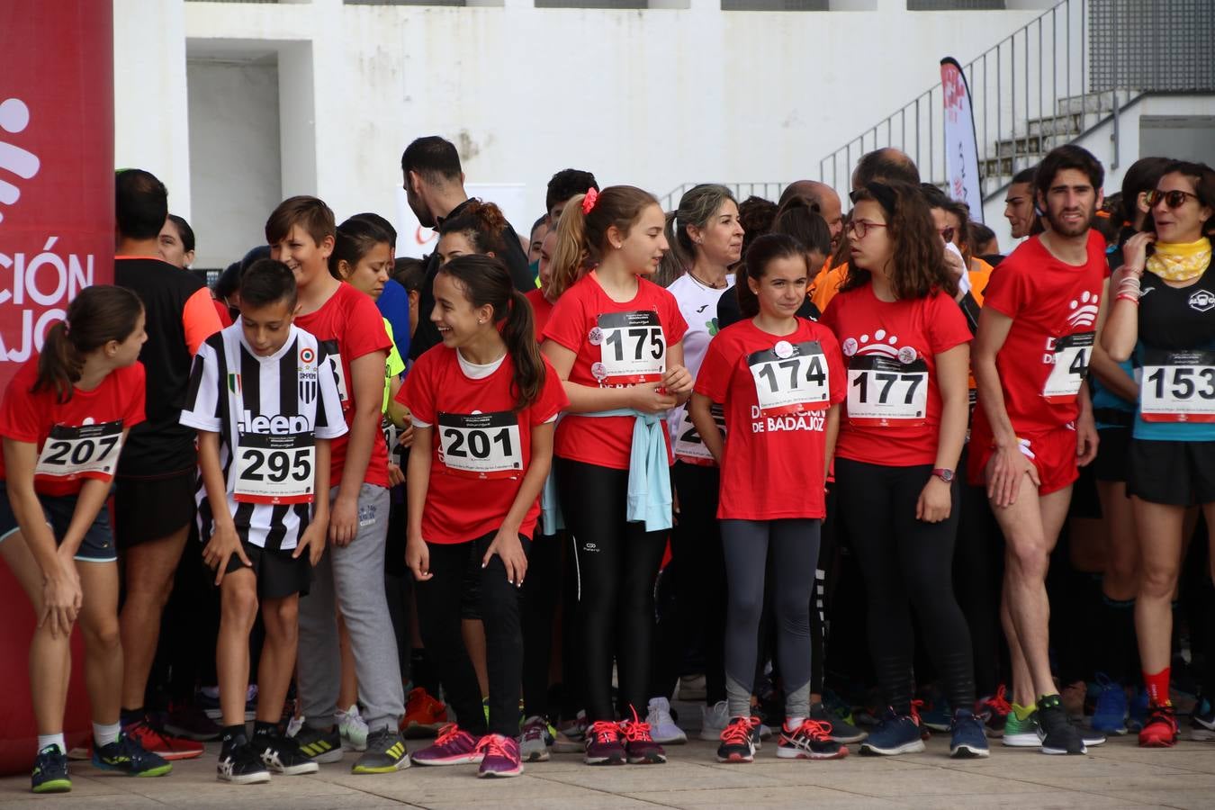 Jerez de los Caballeros ha acogido, esta mañana, la 'I Carrera de la Mujer', enmarcada dentro del programa 'Mujer y Deporte' de la Diputación de Badajoz y bajo el lema 'Nuestra meta, la igualdad'. Más de 300 personas, de todas las edades, se han dado cita en la Plaza de la Alcazaba y han recorrido las calles del municipio en una jornada que ha aunado deporte, solidaridad y reivindicación.