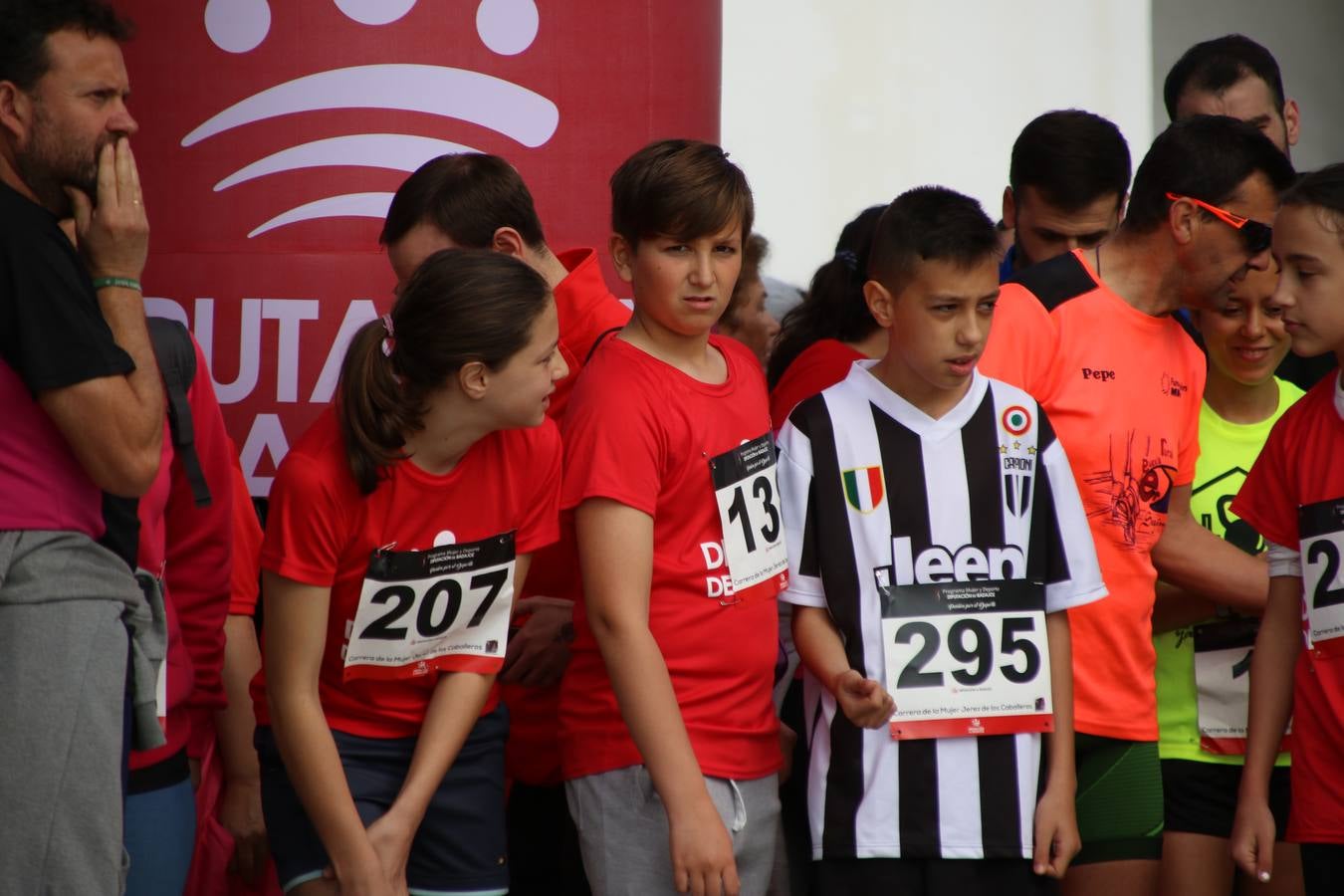 Jerez de los Caballeros ha acogido, esta mañana, la 'I Carrera de la Mujer', enmarcada dentro del programa 'Mujer y Deporte' de la Diputación de Badajoz y bajo el lema 'Nuestra meta, la igualdad'. Más de 300 personas, de todas las edades, se han dado cita en la Plaza de la Alcazaba y han recorrido las calles del municipio en una jornada que ha aunado deporte, solidaridad y reivindicación.
