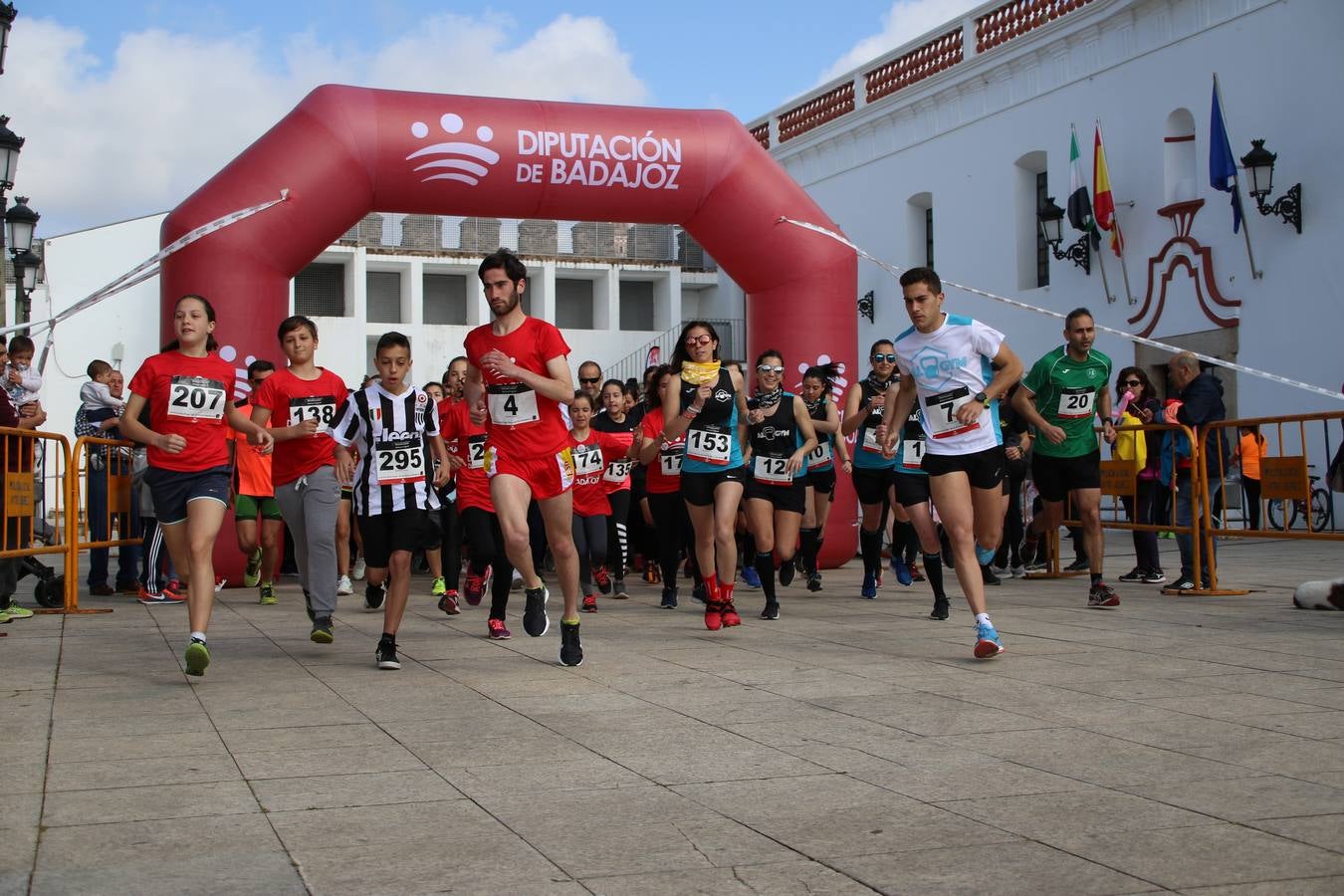 Jerez de los Caballeros ha acogido, esta mañana, la 'I Carrera de la Mujer', enmarcada dentro del programa 'Mujer y Deporte' de la Diputación de Badajoz y bajo el lema 'Nuestra meta, la igualdad'. Más de 300 personas, de todas las edades, se han dado cita en la Plaza de la Alcazaba y han recorrido las calles del municipio en una jornada que ha aunado deporte, solidaridad y reivindicación.
