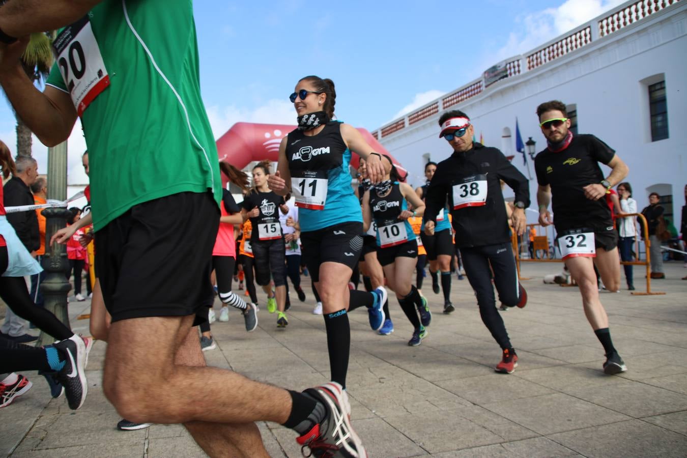 Jerez de los Caballeros ha acogido, esta mañana, la 'I Carrera de la Mujer', enmarcada dentro del programa 'Mujer y Deporte' de la Diputación de Badajoz y bajo el lema 'Nuestra meta, la igualdad'. Más de 300 personas, de todas las edades, se han dado cita en la Plaza de la Alcazaba y han recorrido las calles del municipio en una jornada que ha aunado deporte, solidaridad y reivindicación.